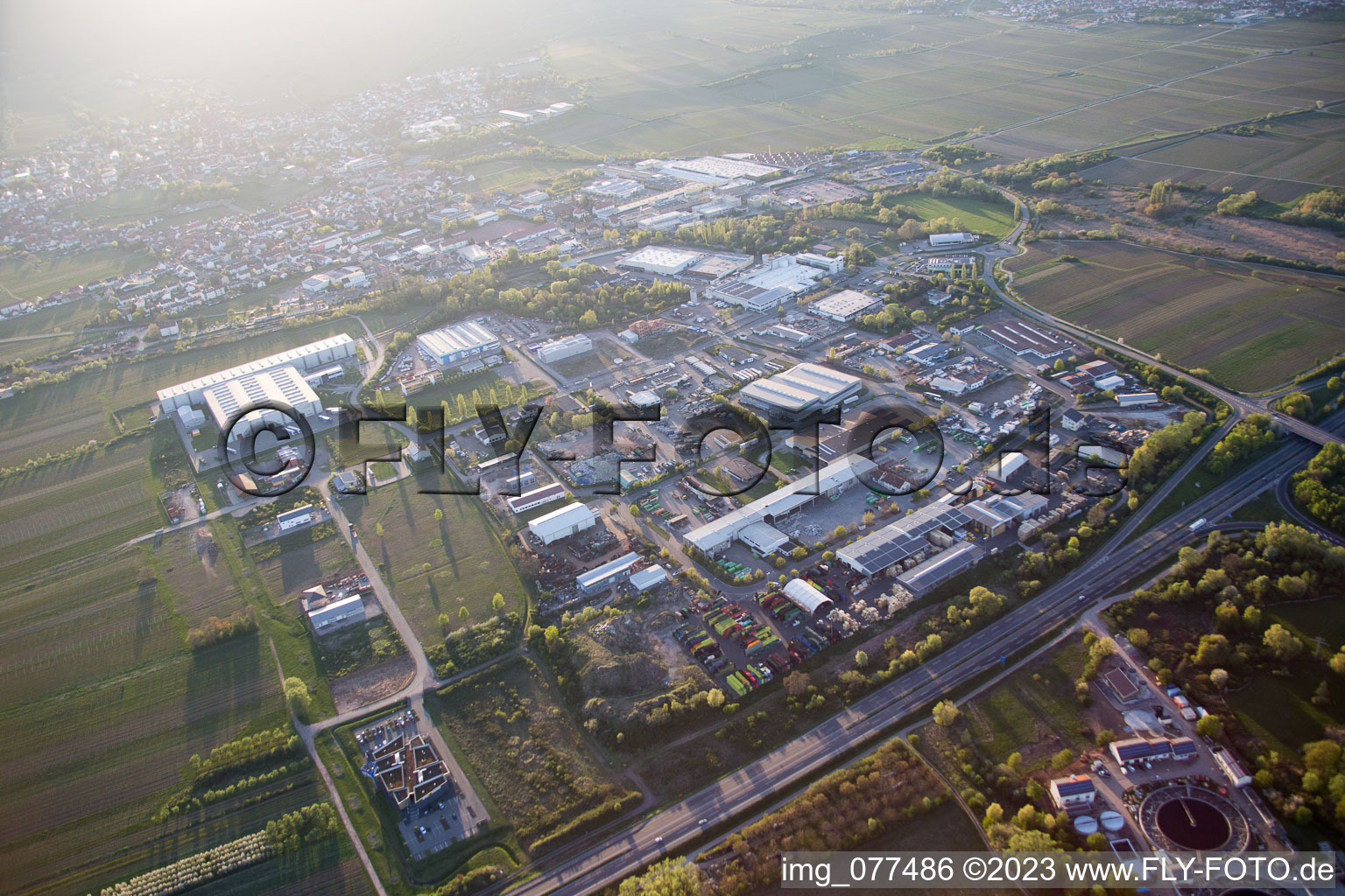 Vue aérienne de Zone industrielle à Edenkoben dans le département Rhénanie-Palatinat, Allemagne