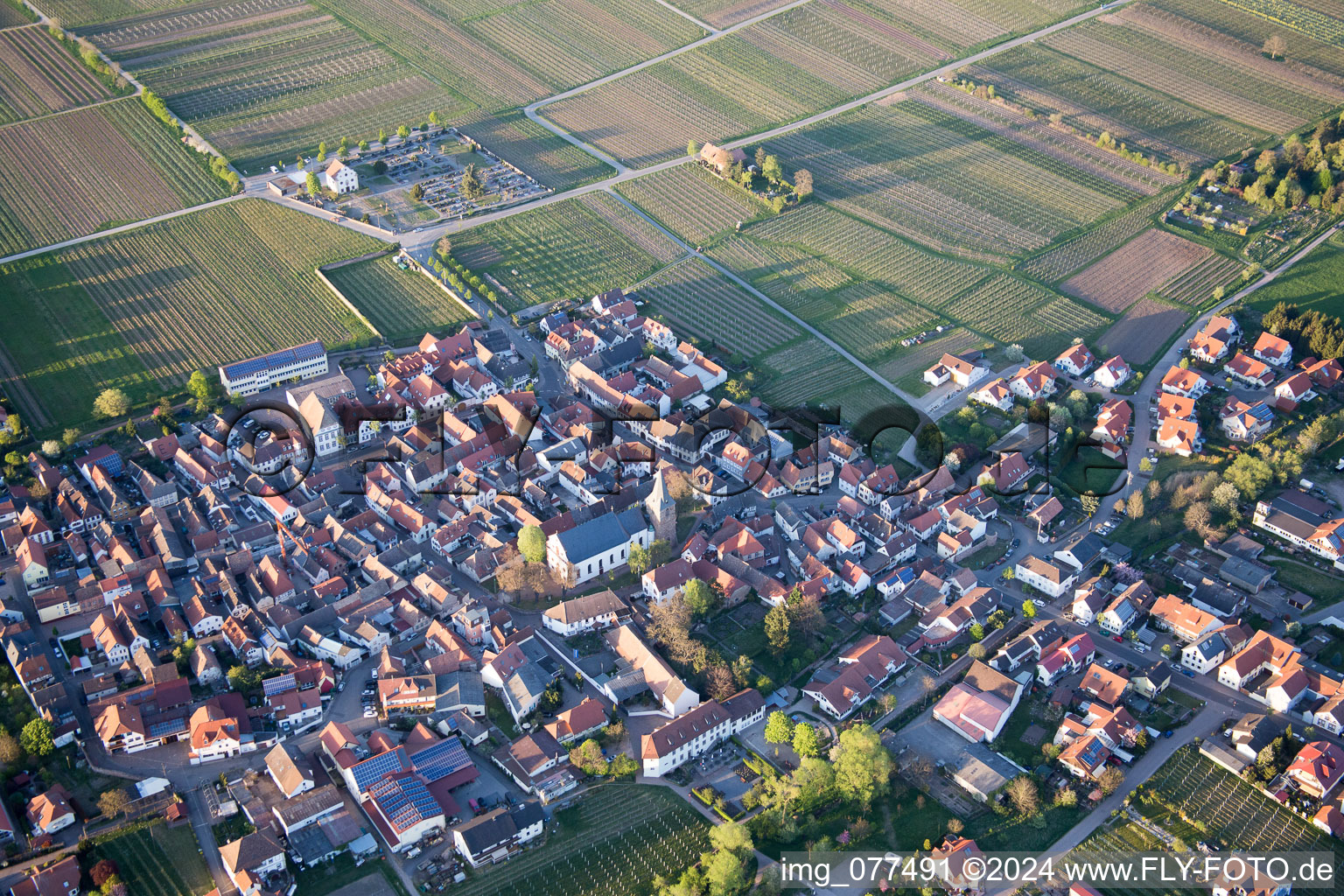 Photographie aérienne de Kirrweiler dans le département Rhénanie-Palatinat, Allemagne