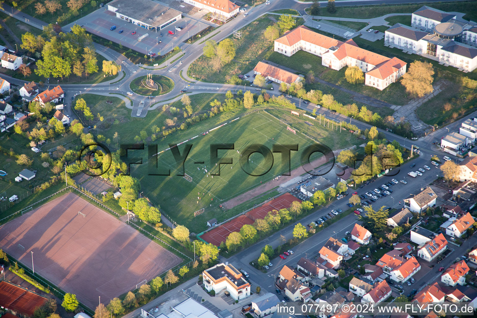 Vue aérienne de Ensemble des terrains de sport Lachen-Speyerdorf 1910 eV dans le quartier de Lachen-Speyerdorf à le quartier Speyerdorf in Neustadt an der Weinstraße dans le département Rhénanie-Palatinat, Allemagne