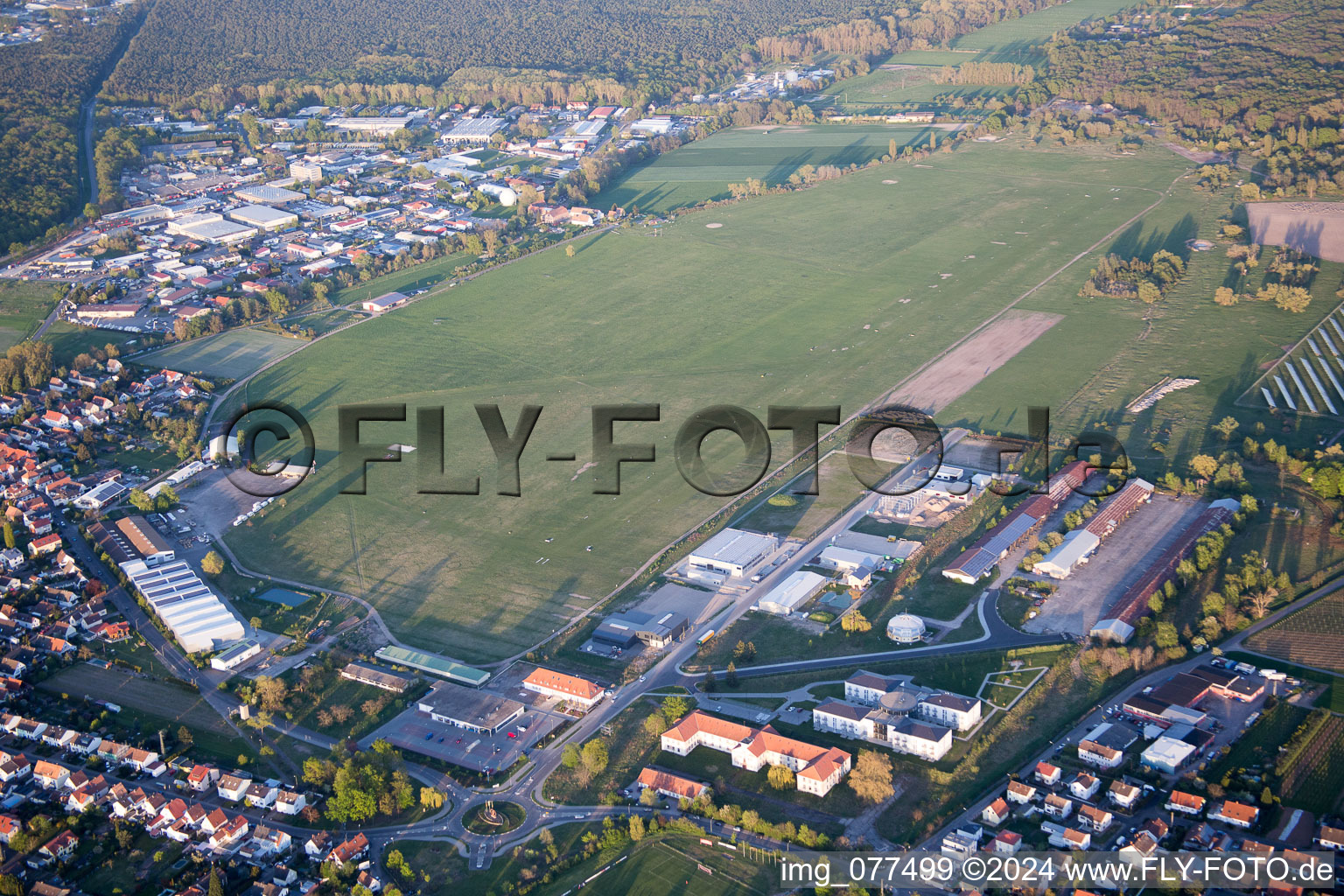 Vue aérienne de Aérodrome de planeurs à le quartier Speyerdorf in Neustadt an der Weinstraße dans le département Rhénanie-Palatinat, Allemagne