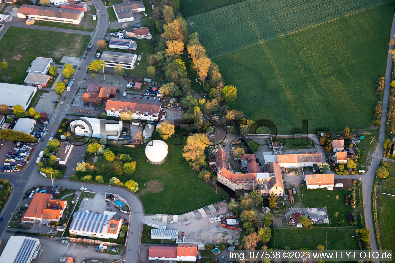 Vue aérienne de Dans le tabouret des vieux à le quartier Speyerdorf in Neustadt an der Weinstraße dans le département Rhénanie-Palatinat, Allemagne