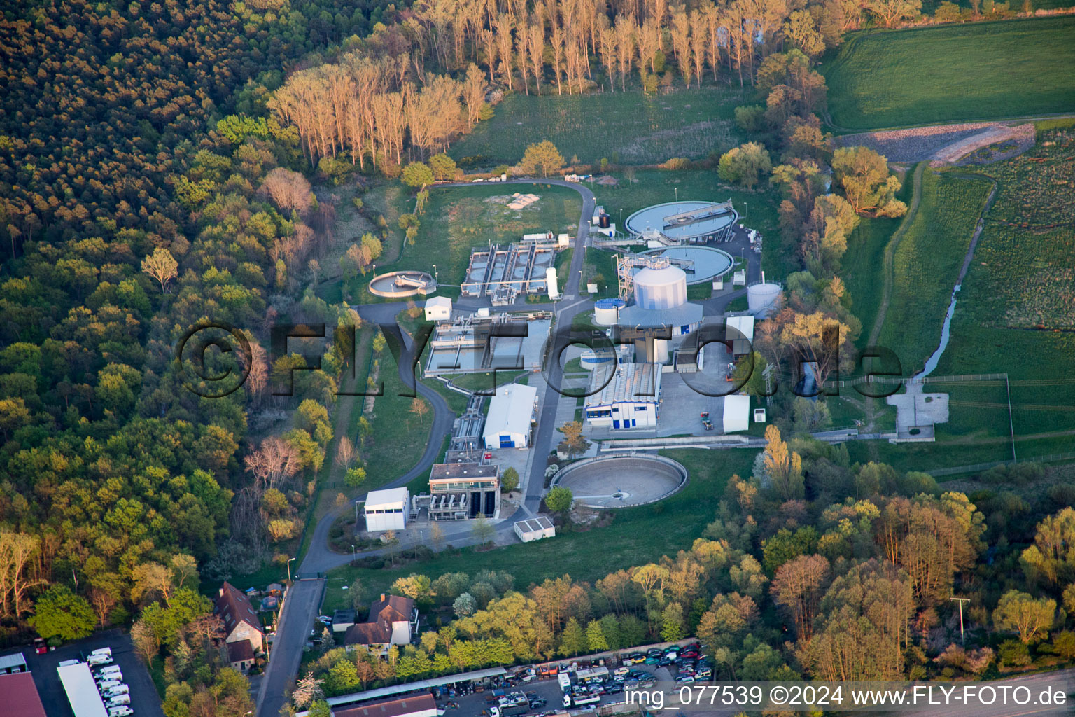 Vue aérienne de Bassins de station d'épuration et étages d'épuration pour le traitement des eaux usées dans le district de Lachen-Speyerdorf à le quartier Speyerdorf in Neustadt an der Weinstraße dans le département Rhénanie-Palatinat, Allemagne