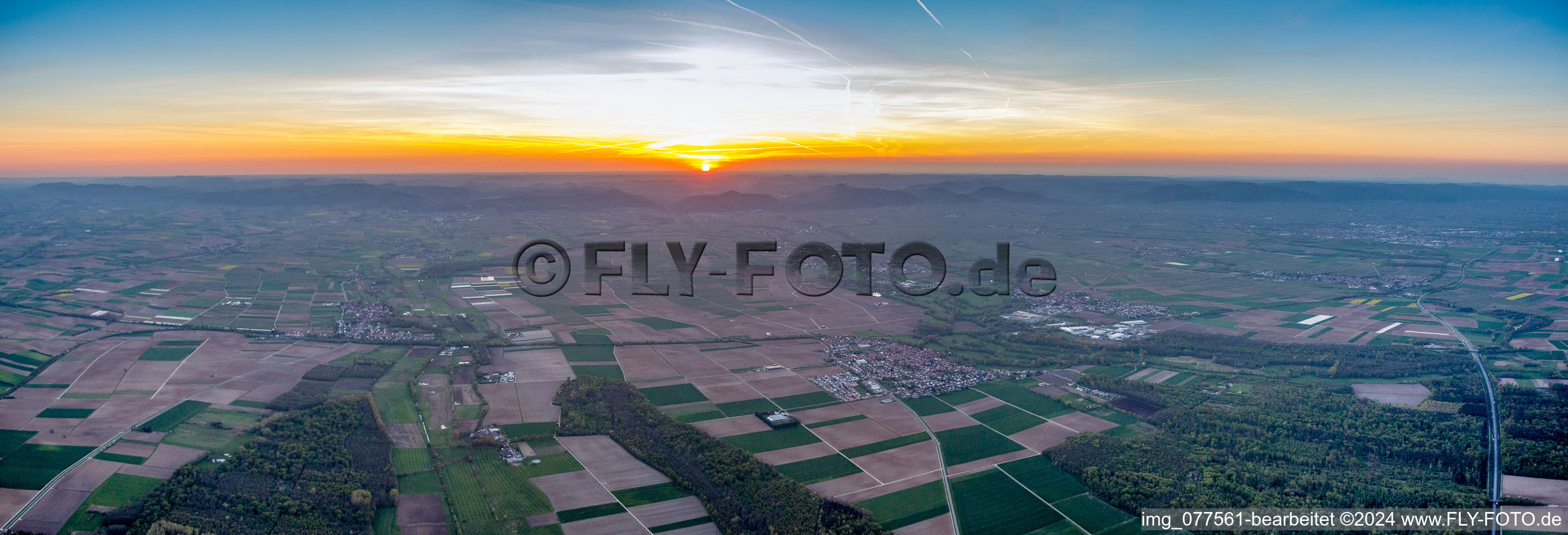 Vue aérienne de Coucher de soleil sur le paysage de la plaine du Rhin Palatinat à Steinweiler dans le département Rhénanie-Palatinat, Allemagne