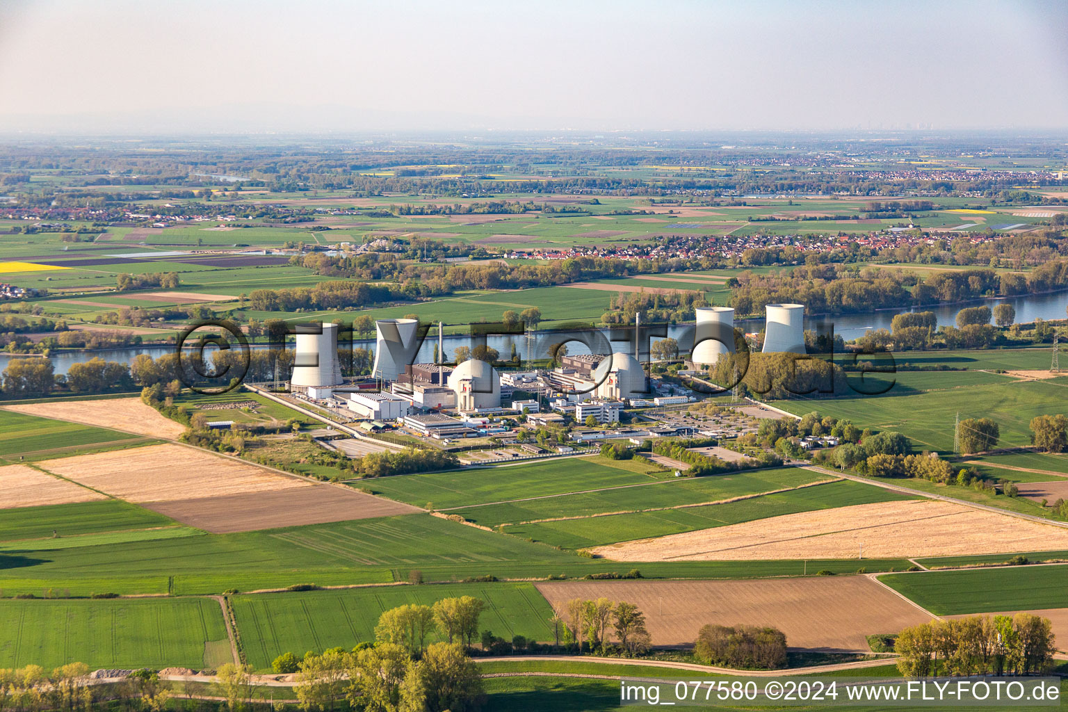 Vue aérienne de Blocs réacteurs, structures de tours de refroidissement et installations de la centrale nucléaire - centrale nucléaire - centrale nucléaire à Biblis dans le département Hesse, Allemagne