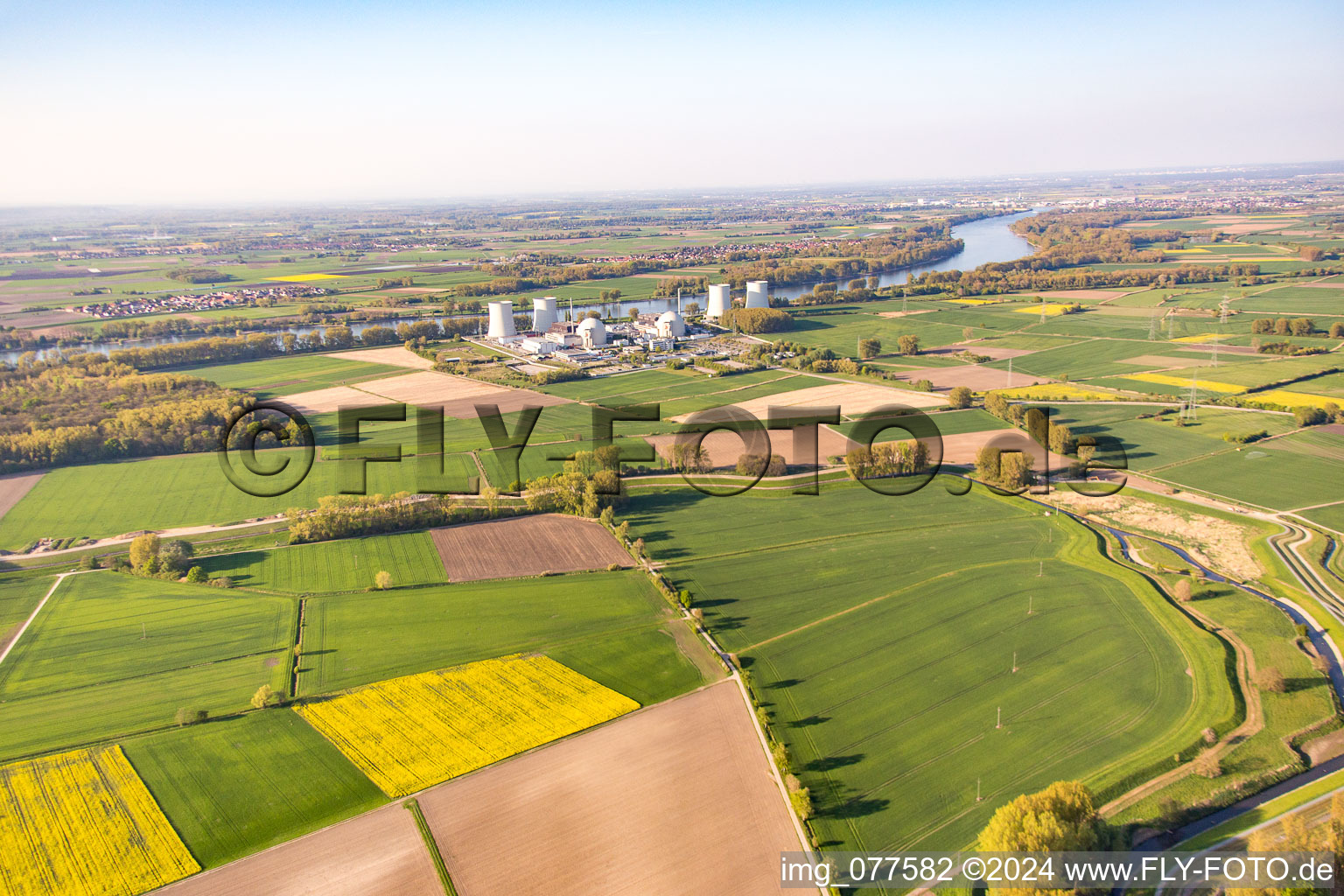 Vue aérienne de Centrale nucléaire déclassée à Biblis dans le département Hesse, Allemagne