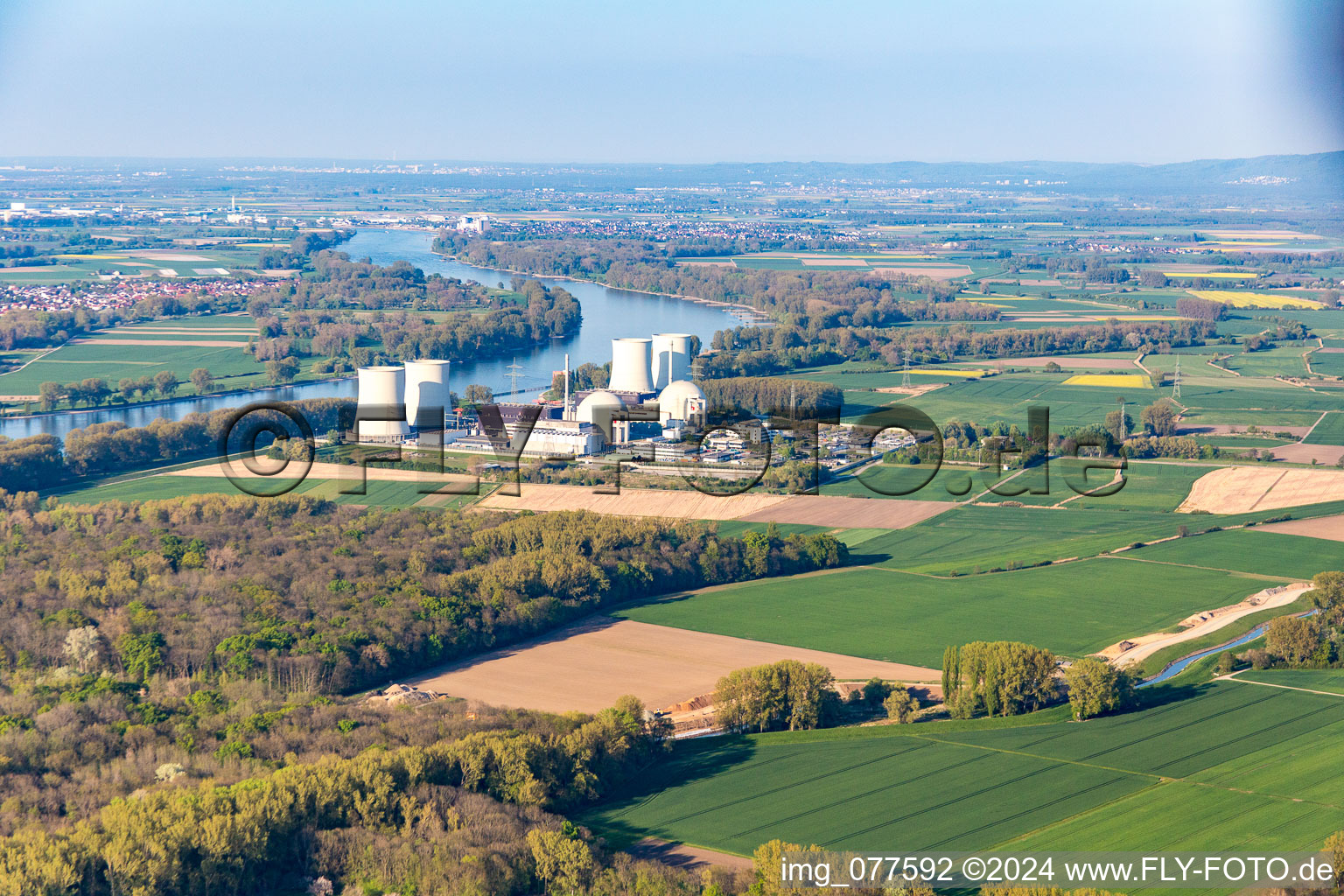 Vue aérienne de Blocs réacteurs, structures de tours de refroidissement et installations de la centrale nucléaire - centrale nucléaire - centrale nucléaire à Biblis dans le département Hesse, Allemagne