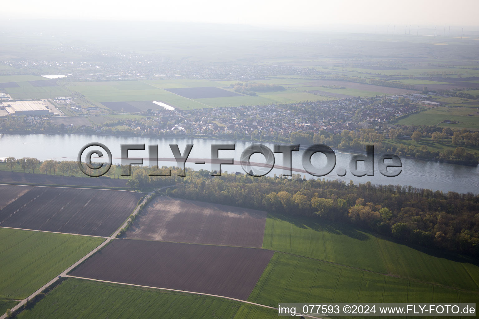 Vue aérienne de Quartier Rheindürkheim in Worms dans le département Rhénanie-Palatinat, Allemagne