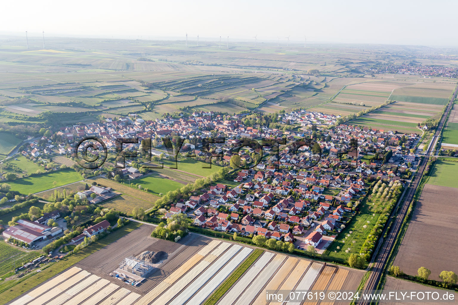 Vue aérienne de Champs agricoles et surfaces utilisables à Mettenheim dans le département Rhénanie-Palatinat, Allemagne