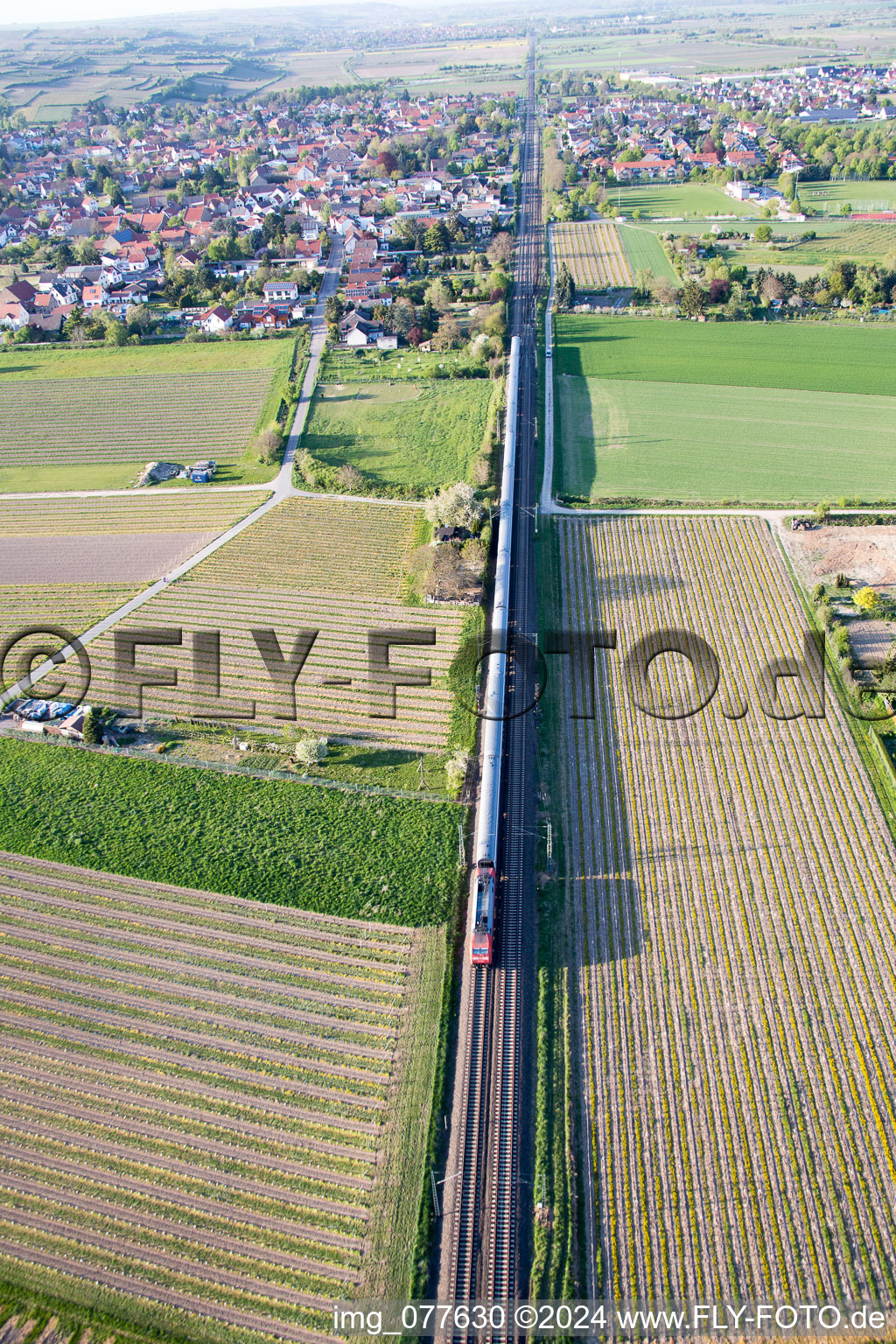 Vue aérienne de Train régional à Alsheim dans le département Rhénanie-Palatinat, Allemagne