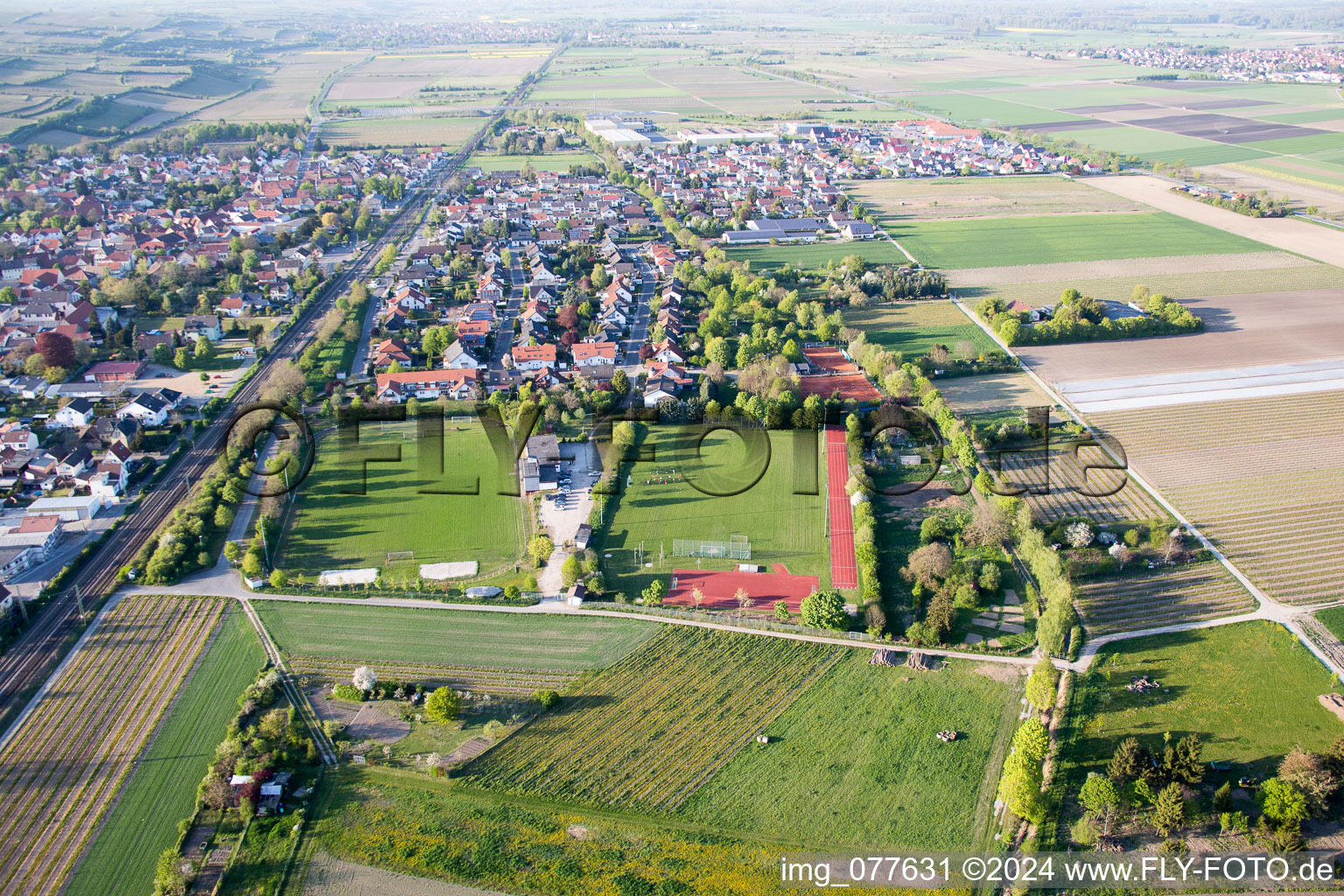 Vue aérienne de Vue des rues et des maisons des quartiers résidentiels à Alsheim dans le département Rhénanie-Palatinat, Allemagne