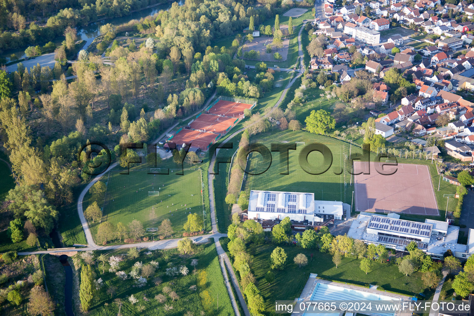 Vue aérienne de Stockstadt am Rhein dans le département Hesse, Allemagne