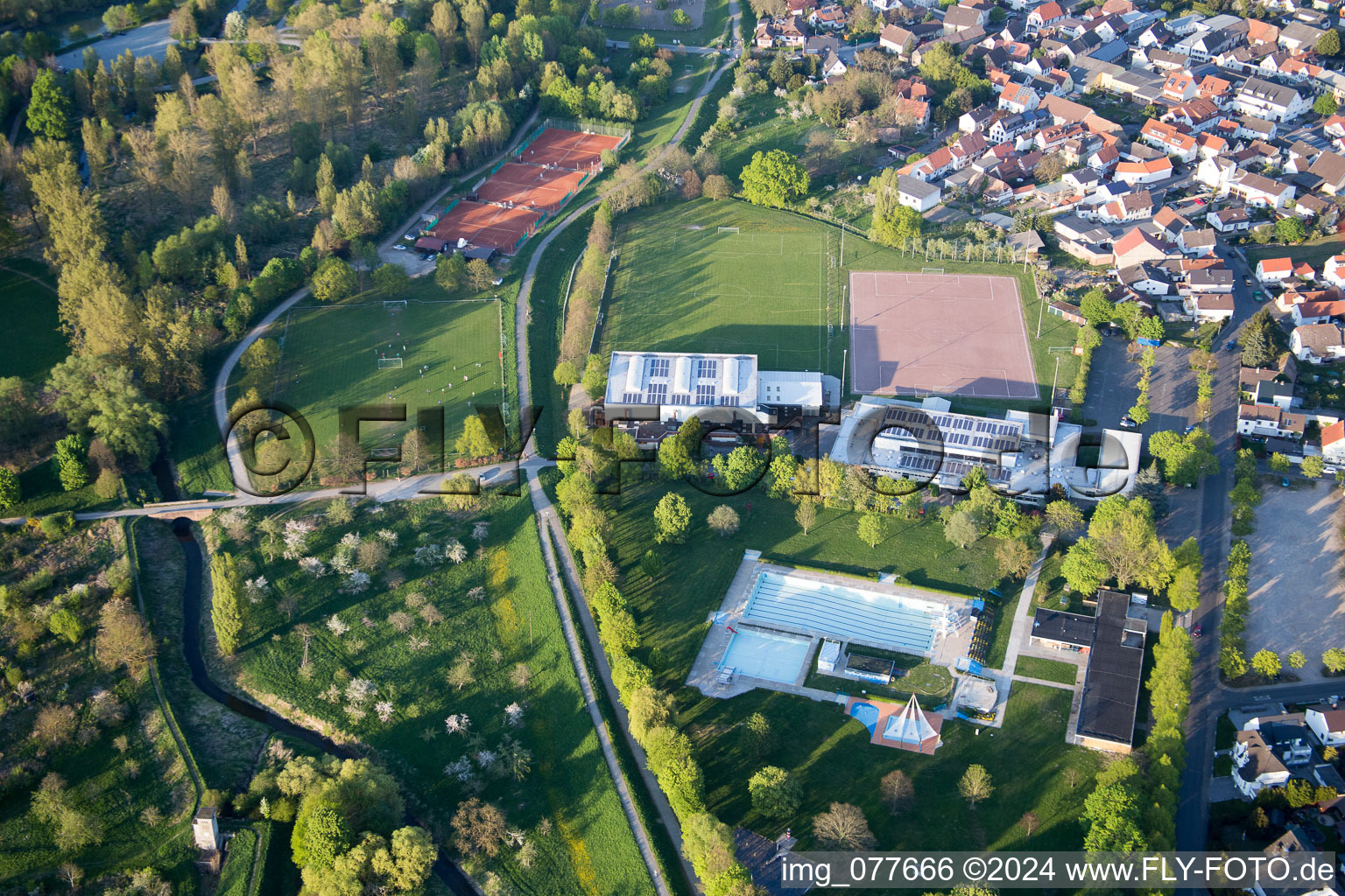 Vue aérienne de Stockstadt am Rhein dans le département Hesse, Allemagne