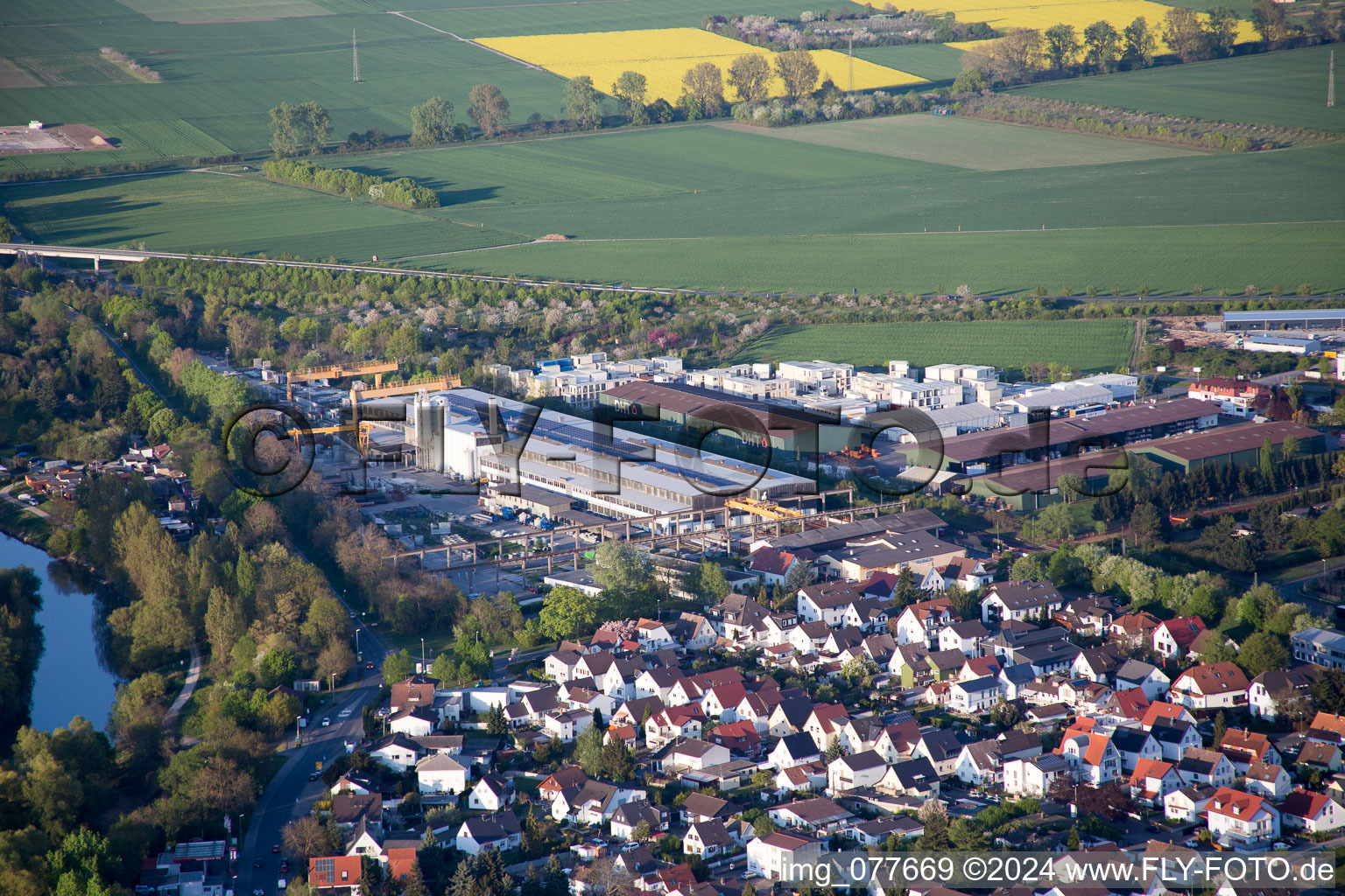 Vue oblique de Stockstadt am Rhein dans le département Hesse, Allemagne