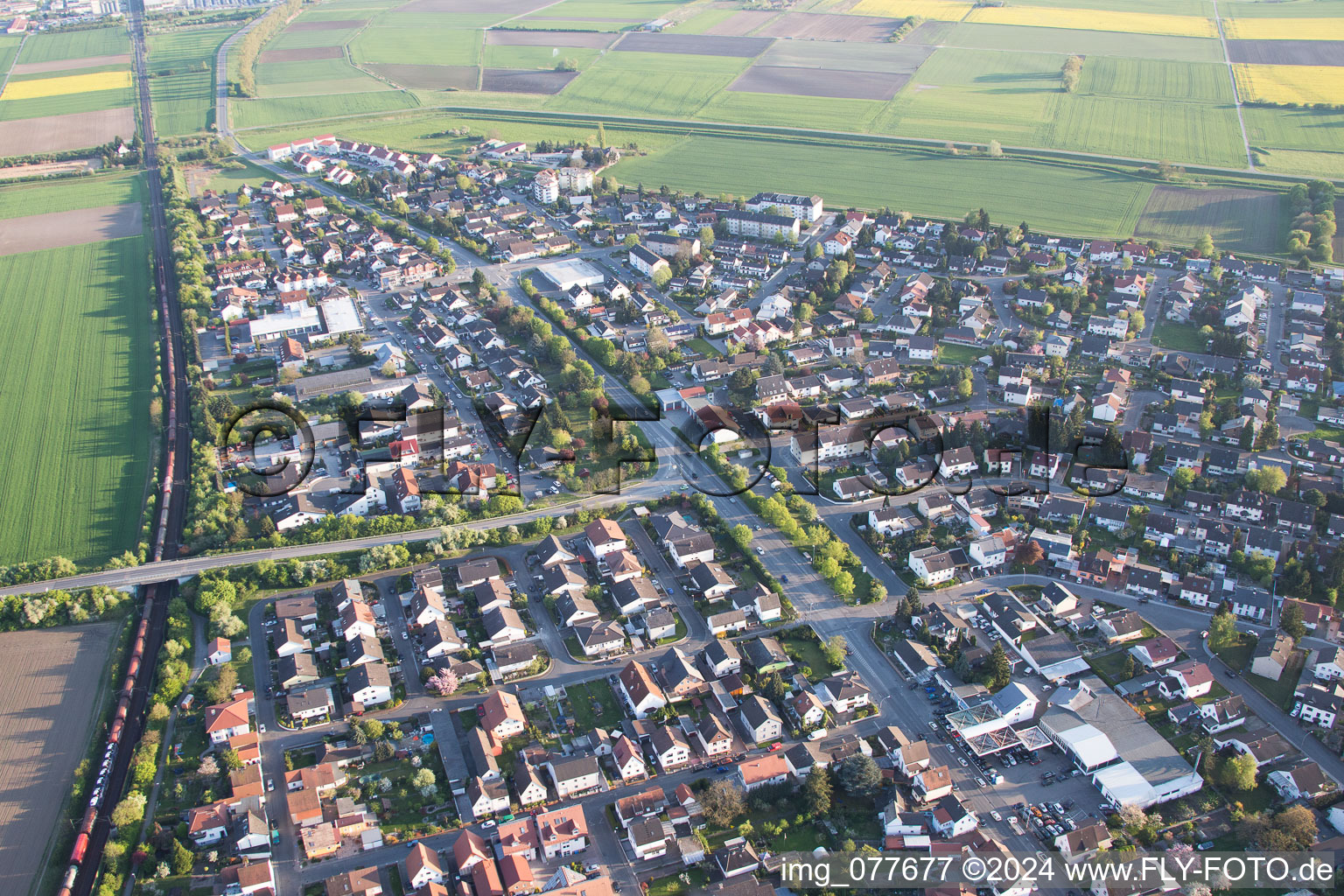 Vue d'oiseau de Stockstadt am Rhein dans le département Hesse, Allemagne