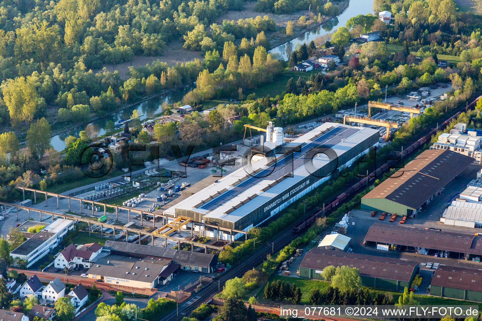 Vue aérienne de Travaux en béton précontraint Finger Stockstadt GmbH & Co. KG à Stockstadt am Rhein dans le département Hesse, Allemagne