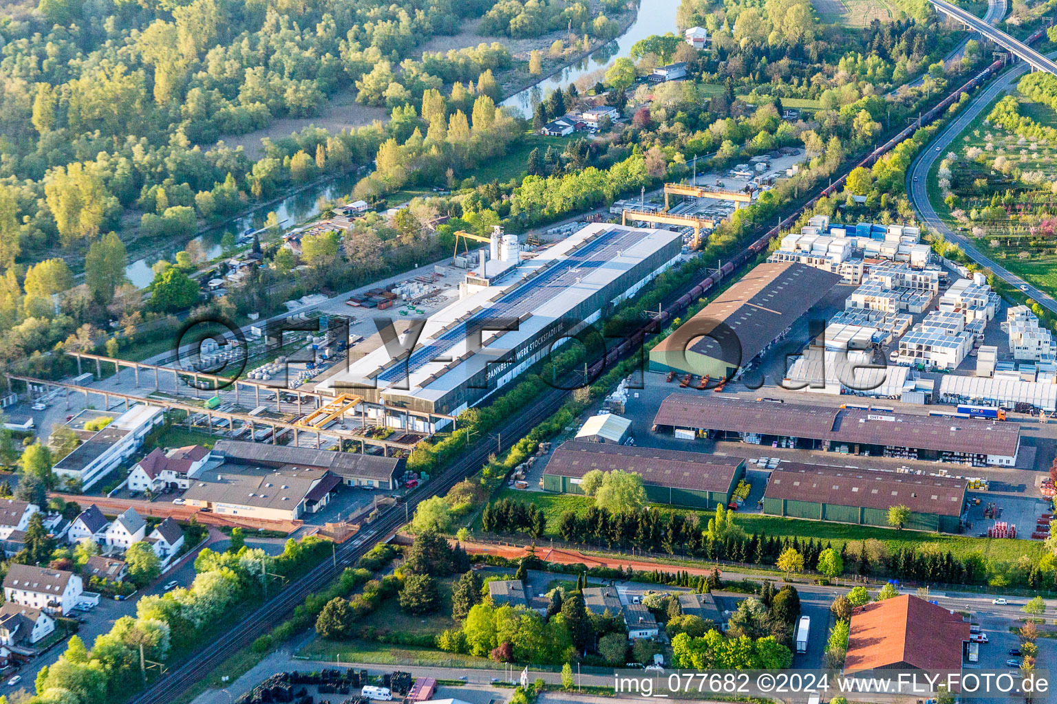 Vue aérienne de Travaux en béton précontraint Finger Stockstadt GmbH & Co. KG à Stockstadt am Rhein dans le département Hesse, Allemagne