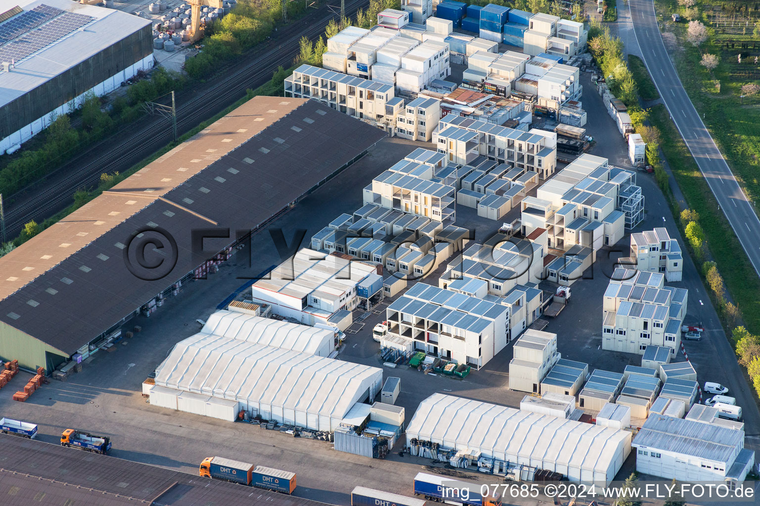 Vue aérienne de Site de l'usine de matériaux isolants DHT Handel+Technik GmbH à Stockstadt am Rhein dans le département Hesse, Allemagne