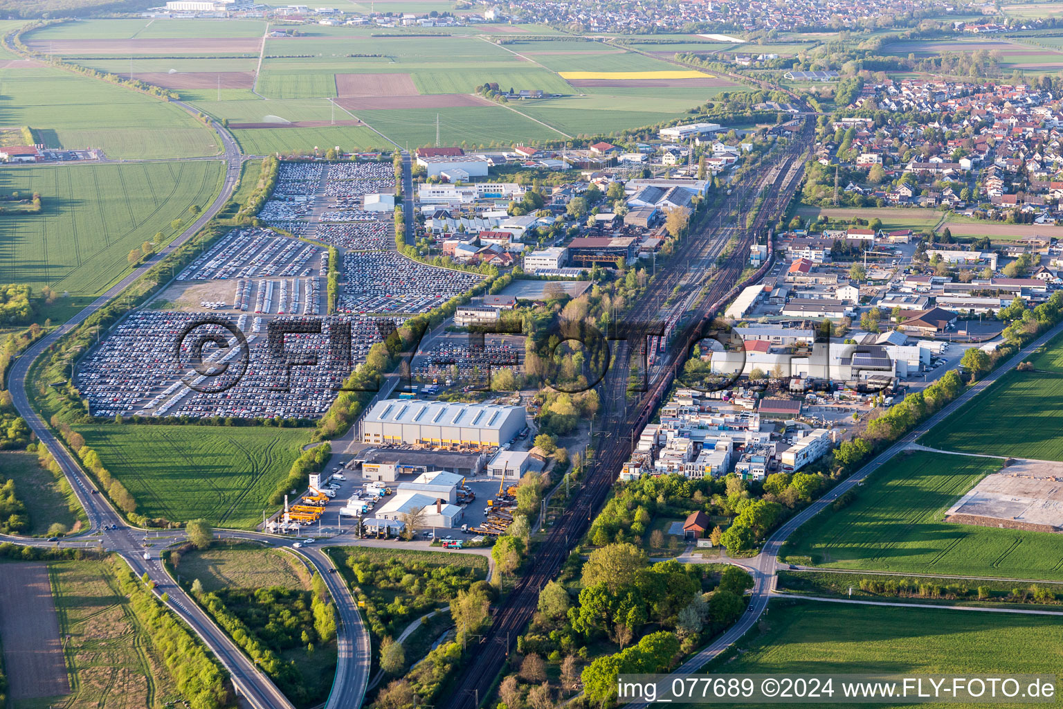 Vue aérienne de Aires de stationnement du concessionnaire spécialisé ARS Altmann AG Automobillogistik - succursale Riedstadt à Riedstadt dans le département Hesse, Allemagne