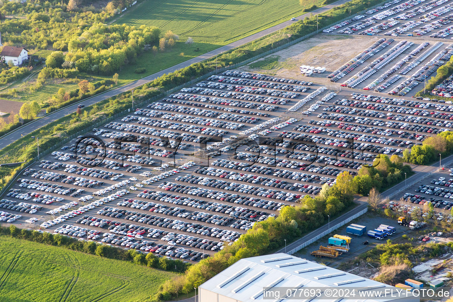 Vue aérienne de Place de parking et aire de stockage pour voitures de l'ARS Altmann AG Automobillogistik - succursale Riedstadt dans le quartier Goddelau à Riedstadt dans le département Hesse, Allemagne