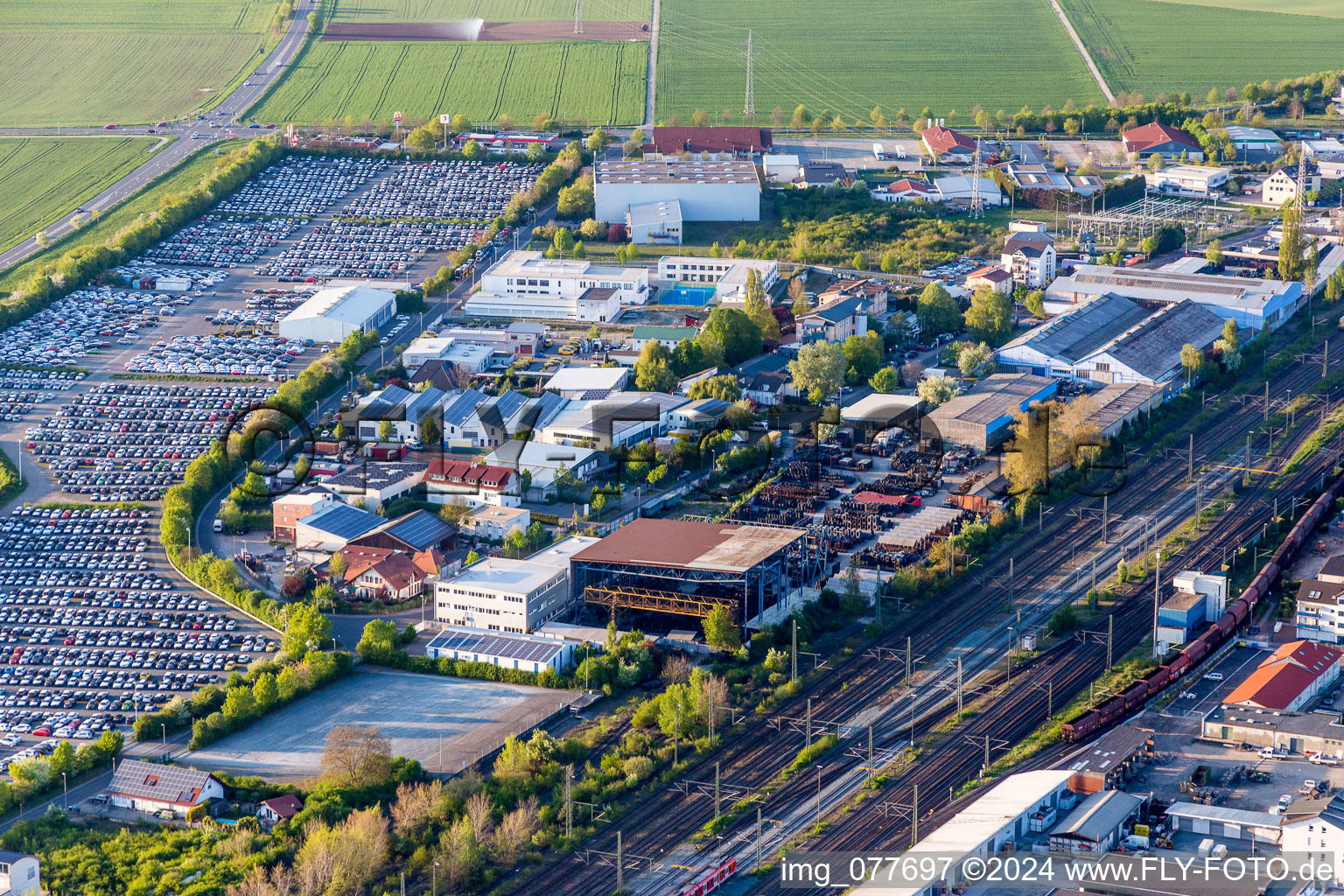 Vue aérienne de Place de parking et aire de stockage pour voitures de l'ARS Altmann AG Automobillogistik - succursale Riedstadt dans le quartier Goddelau à Riedstadt dans le département Hesse, Allemagne