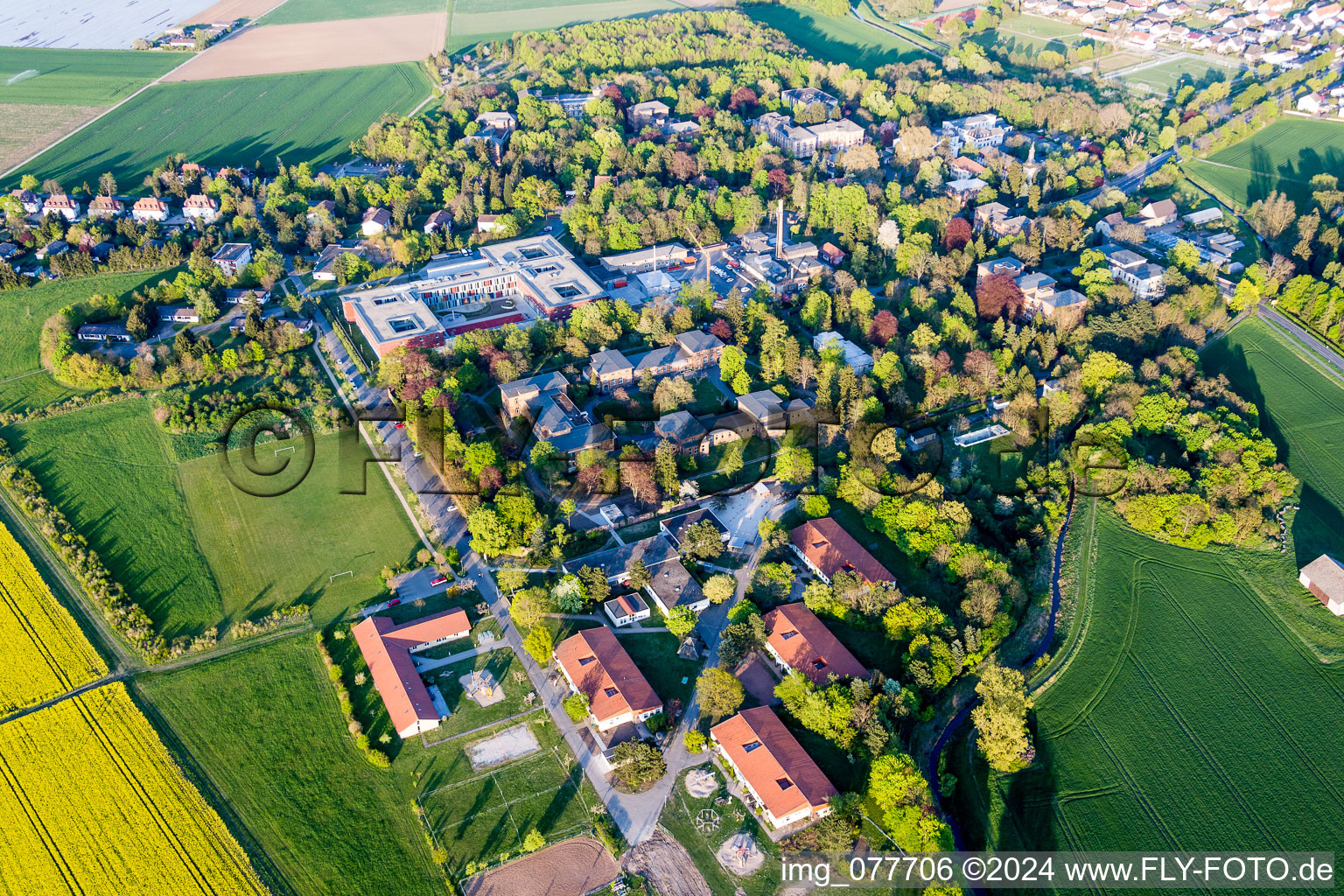 Vue oblique de Clinique de psychiatrie de l'enfant et de l'adolescent, psychosomatique et psychothérapie Riedstadt dans le quartier Goddelau à le quartier Philippshospital in Riedstadt dans le département Hesse, Allemagne