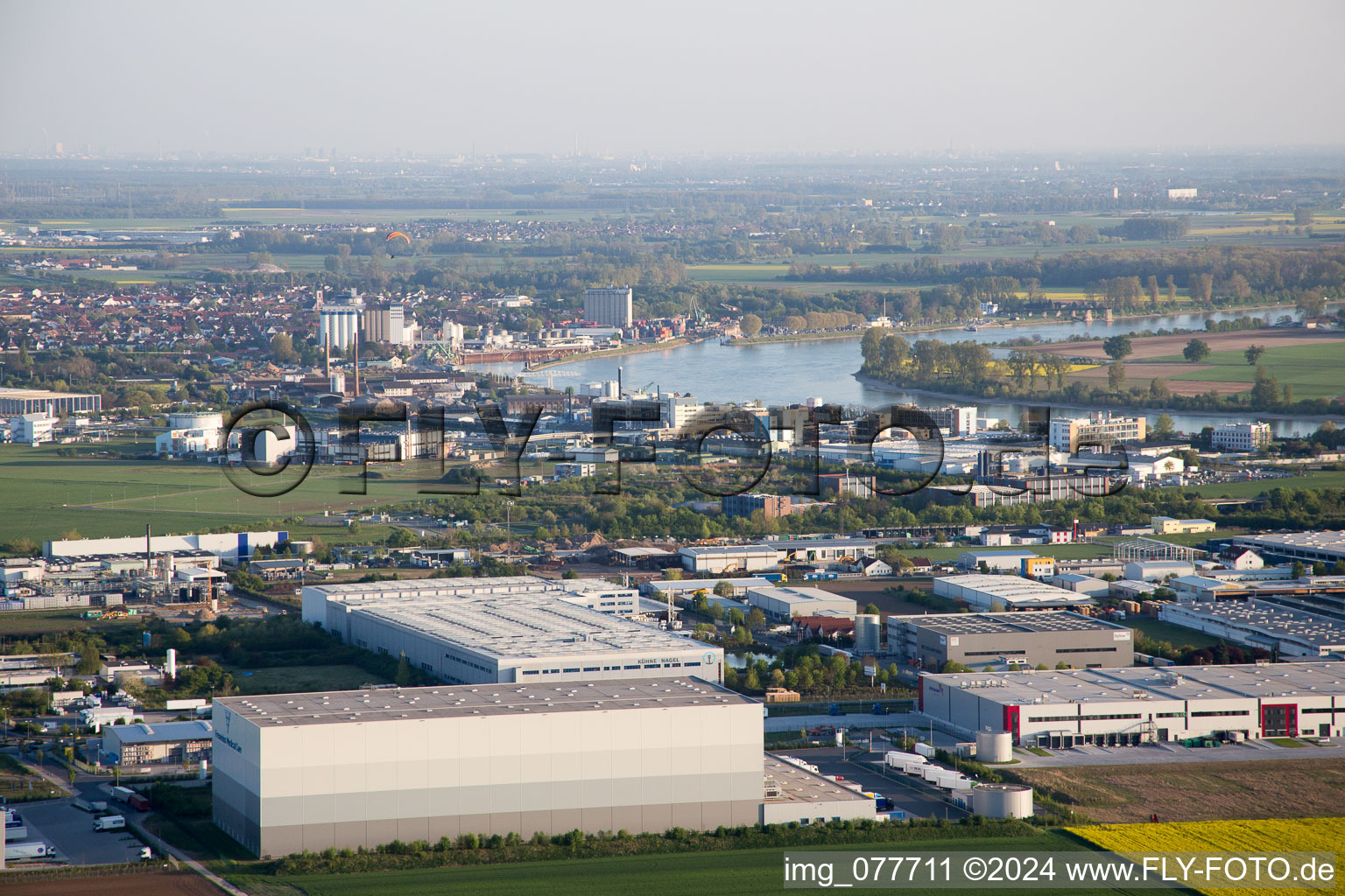 Vue aérienne de Biebesheim am Rhein dans le département Hesse, Allemagne