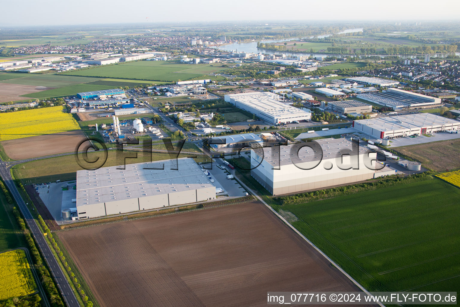 Vue aérienne de Zone industrielle et commerciale NON chez Grieshaber Logistic Group AG à Biebesheim am Rhein dans le département Hesse, Allemagne