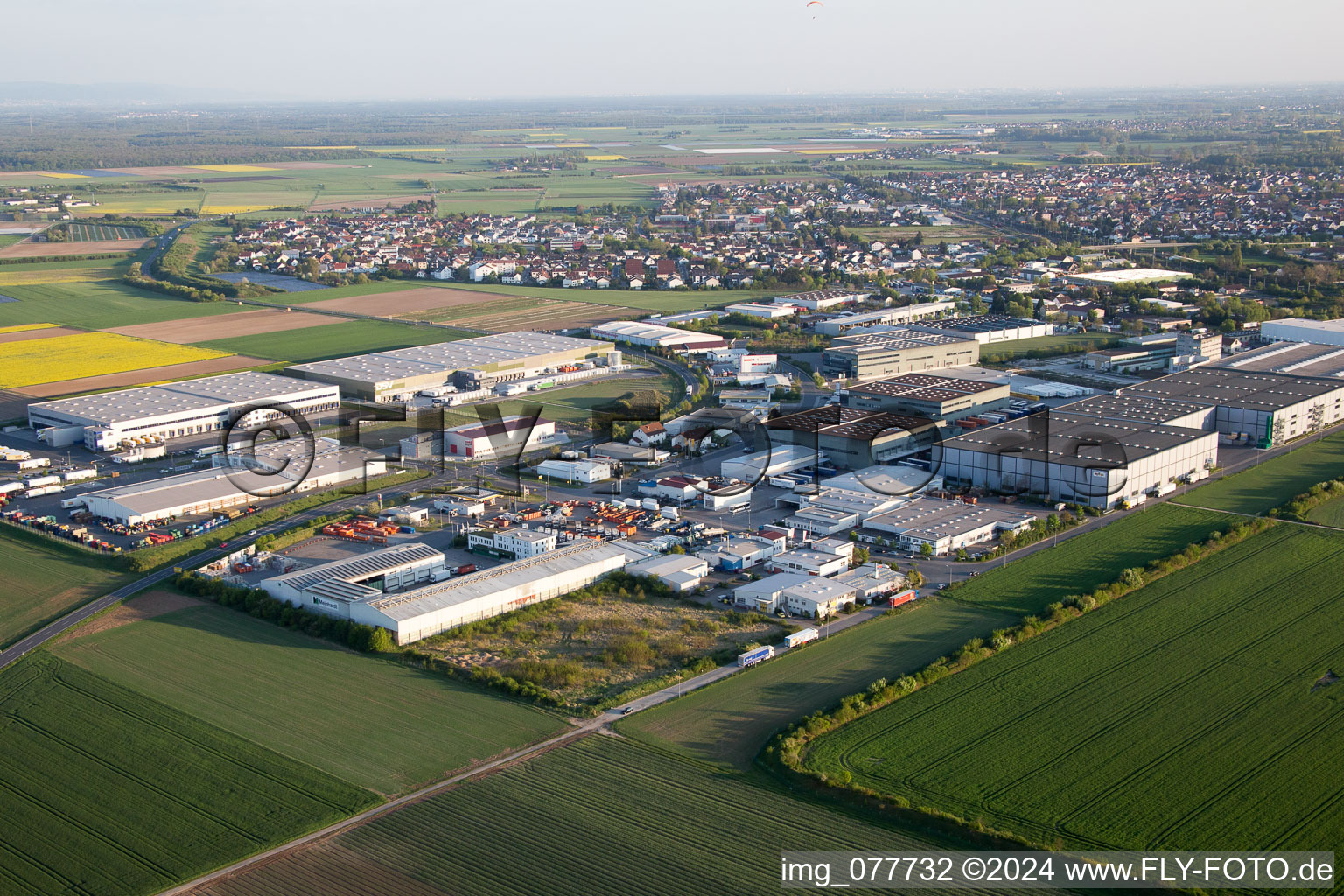 Zone industrielle et commerciale NON chez Grieshaber Logistic Group AG à Biebesheim am Rhein dans le département Hesse, Allemagne vue d'en haut