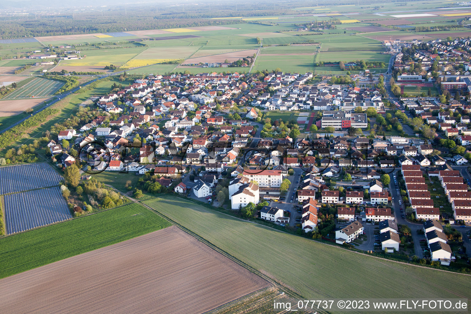 Gernsheim dans le département Hesse, Allemagne depuis l'avion