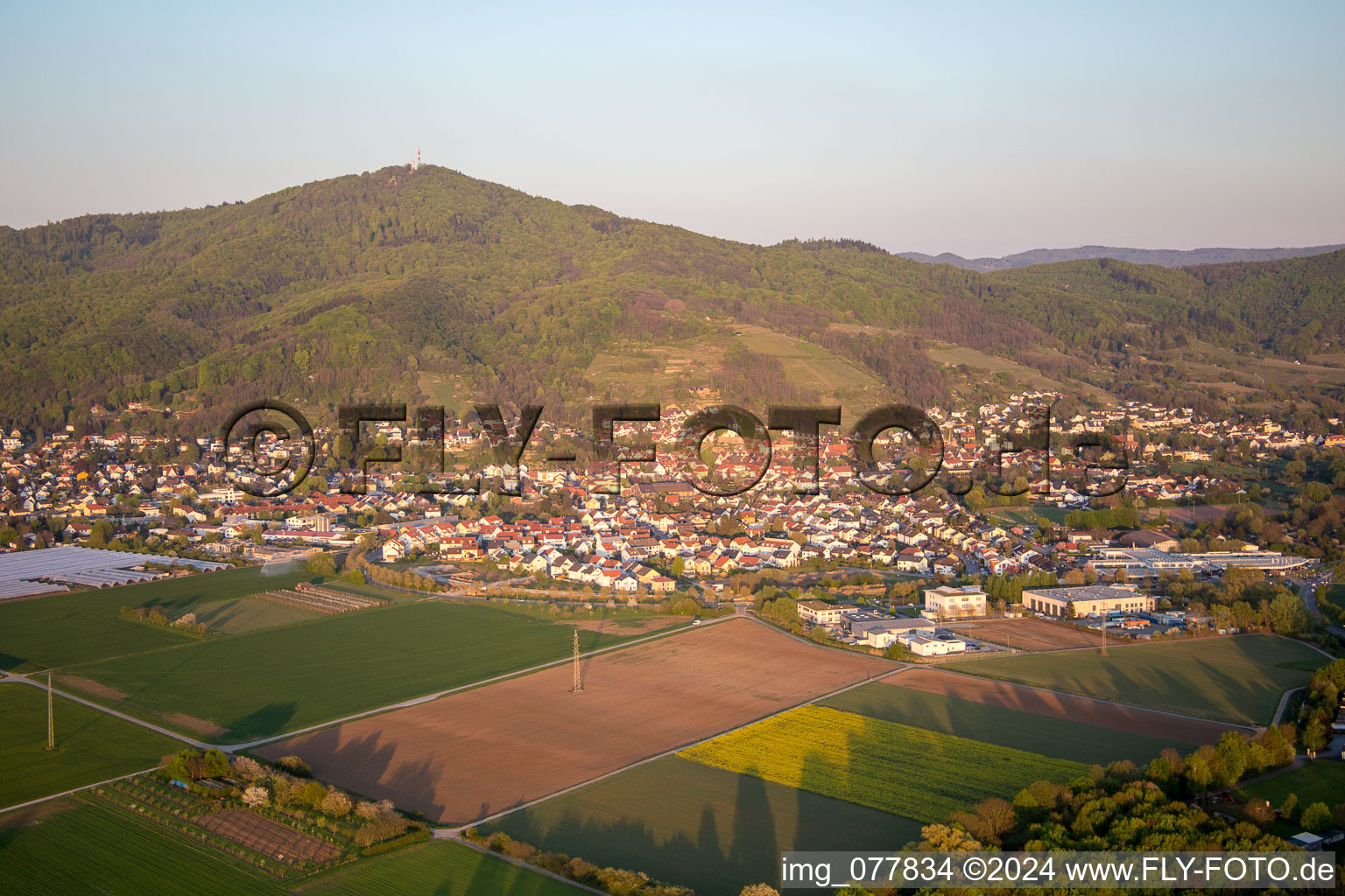 Zwingenberg dans le département Hesse, Allemagne vu d'un drone