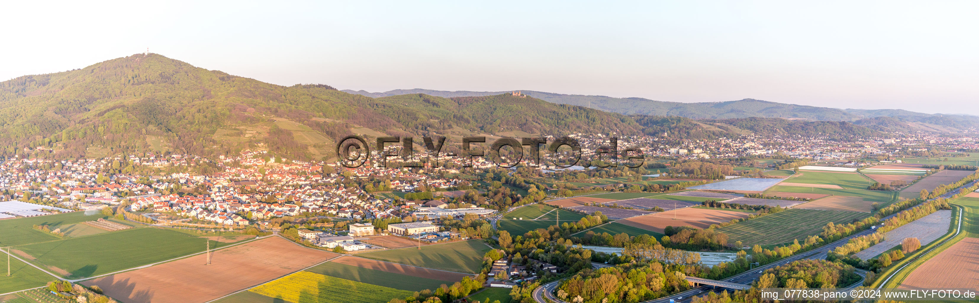 Vue aérienne de Panorama - perspective du paysage forestier et montagneux du Melimbokus au bord de l'Odenwald à Zwingenberg dans le département Hesse, Allemagne