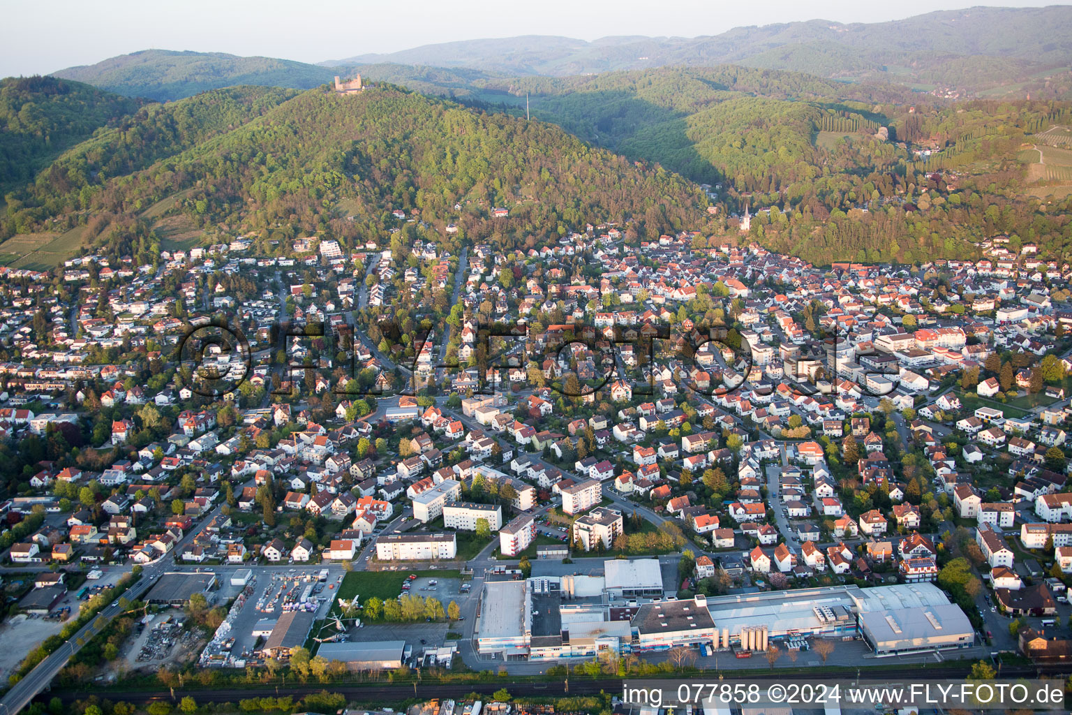 Vue oblique de Vue des rues et des maisons des quartiers résidentiels à le quartier Auerbach in Bensheim dans le département Hesse, Allemagne