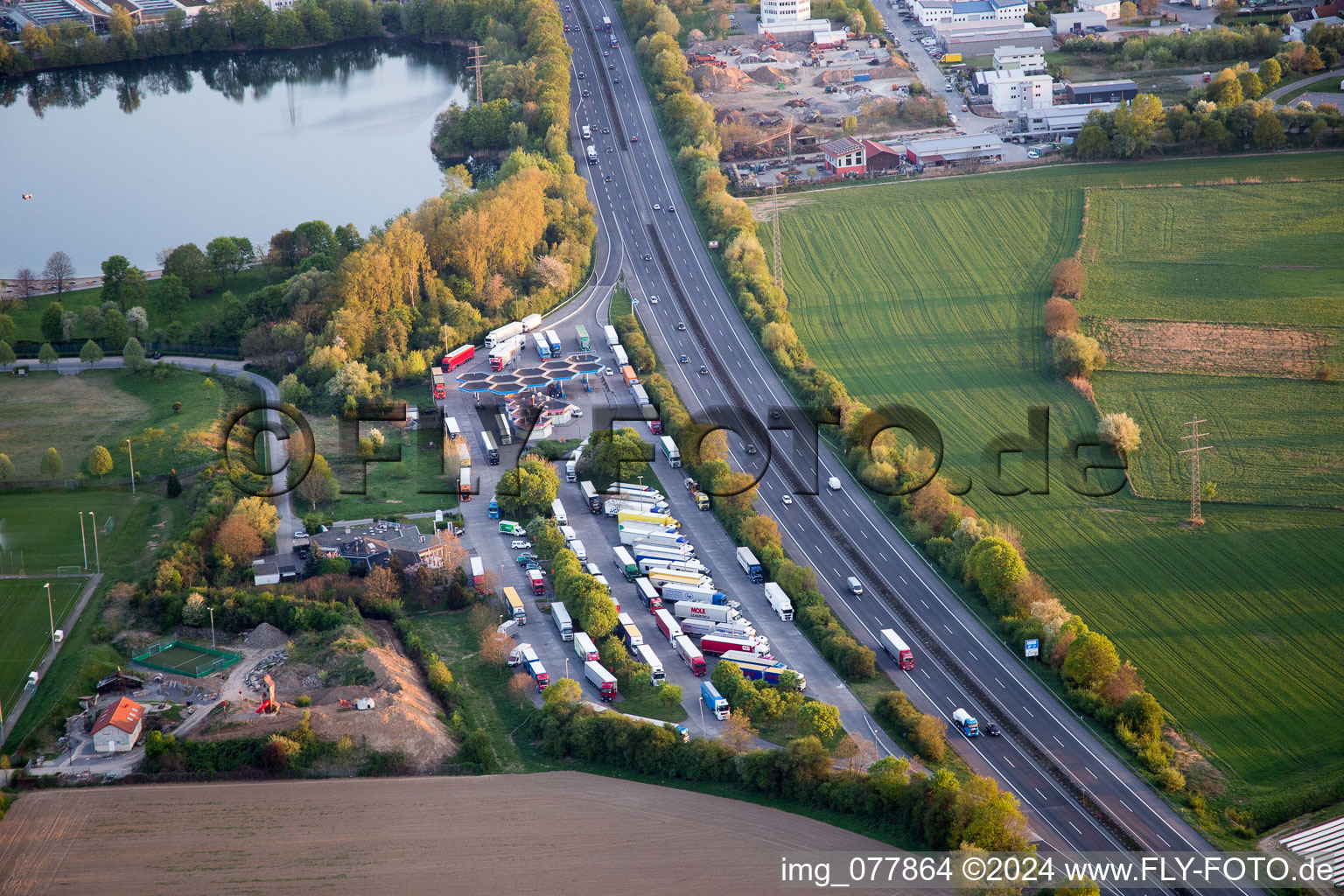 Vue aérienne de Aire d'autoroute de la Bergstrasse le long de l'itinéraire de circulation et des directions du BAB A5 dans le quartier d'Auerbach à Bensheim dans le département Hesse, Allemagne