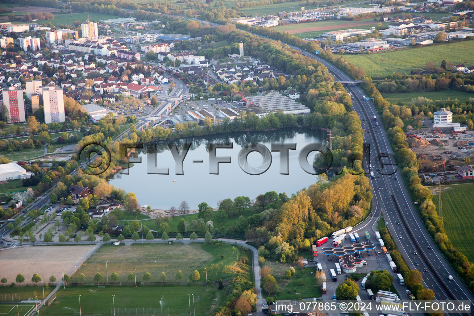 Vue aérienne de Zones riveraines sur la plage de sable de la piscine extérieure Badesee Bensheim à Bensheim dans le département Hesse, Allemagne