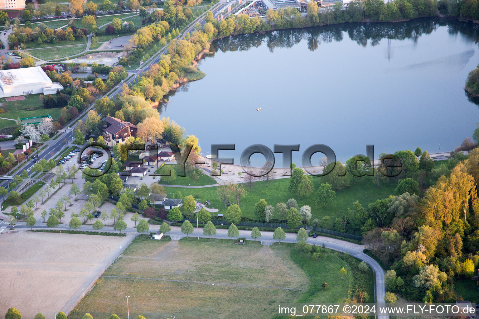 Vue aérienne de Zones riveraines sur la plage de sable de la piscine extérieure Badesee Bensheim à Bensheim dans le département Hesse, Allemagne