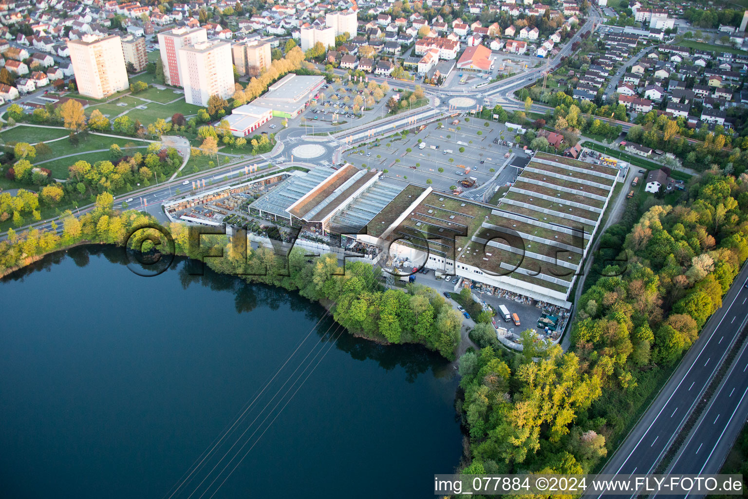 Vue oblique de Zones riveraines sur la plage de sable de la piscine extérieure Badesee Bensheim à Bensheim dans le département Hesse, Allemagne