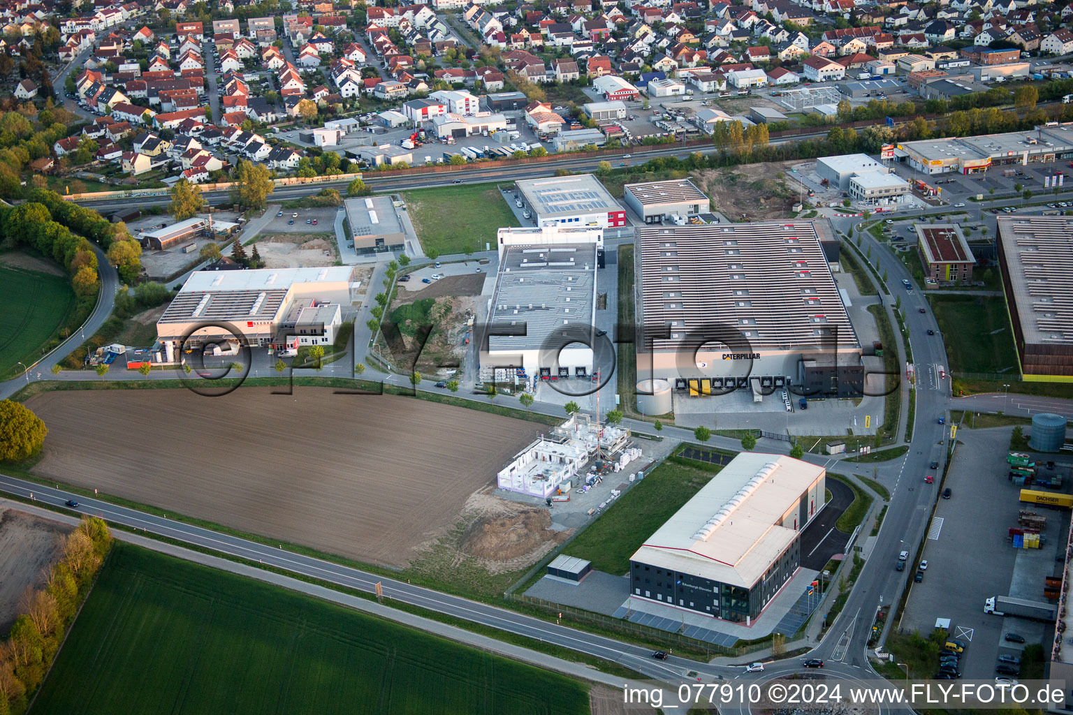 Vue aérienne de Entrepôts et bâtiments d'expédition Caterpillar à Lorsch dans le département Hesse, Allemagne