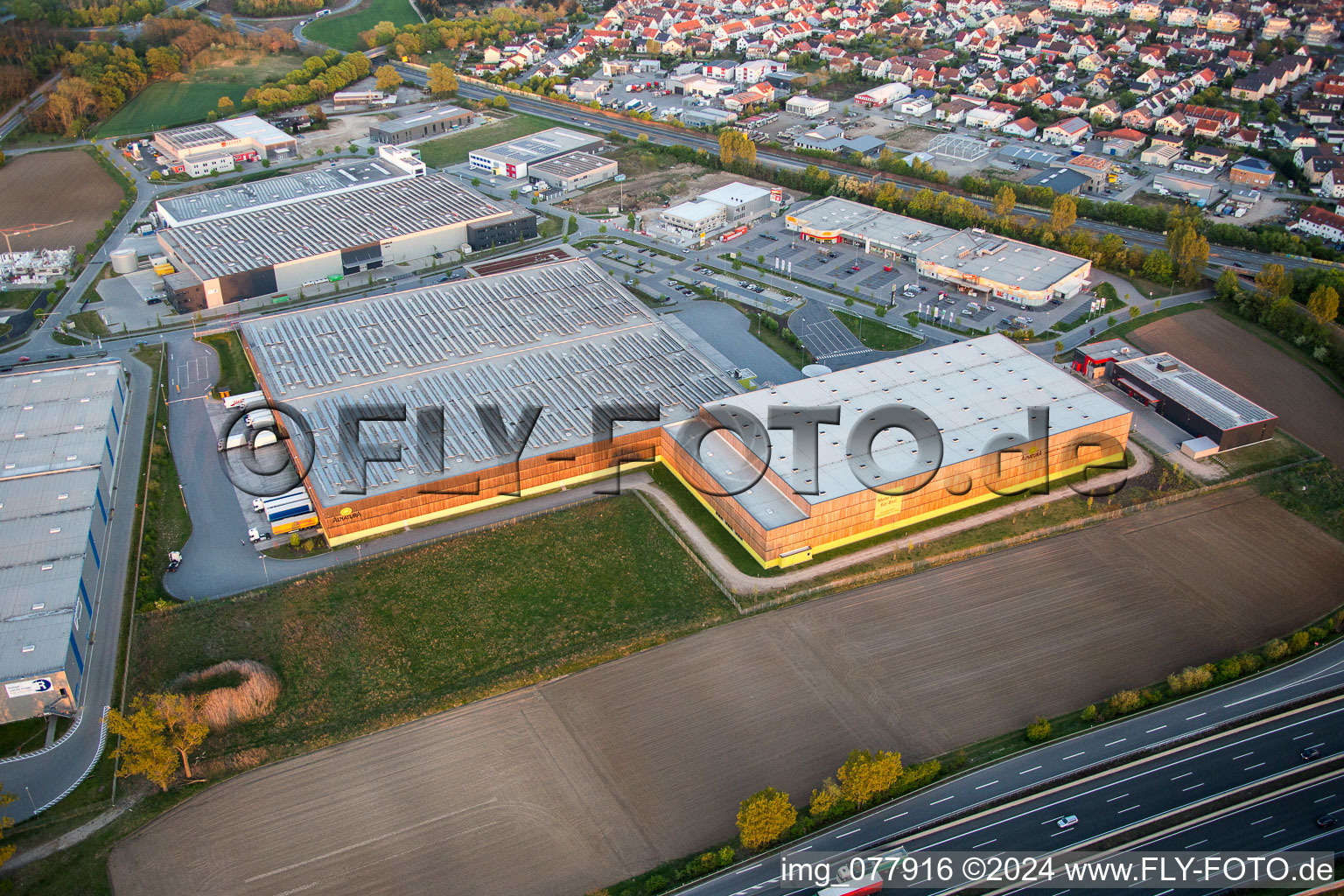 Vue aérienne de Ensemble immobilier et site du centre logistique du centre de distribution Alnatura à Lorsch dans le département Hesse, Allemagne