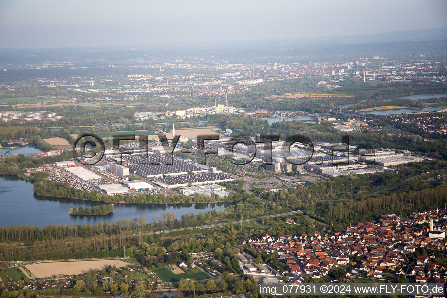 Wörth am Rhein dans le département Rhénanie-Palatinat, Allemagne depuis l'avion