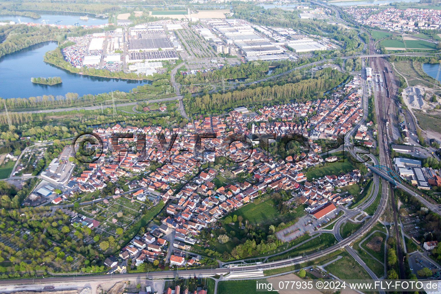 Vue aérienne de Entre B9 et l'usine de camions Daimler à Wörth am Rhein dans le département Rhénanie-Palatinat, Allemagne