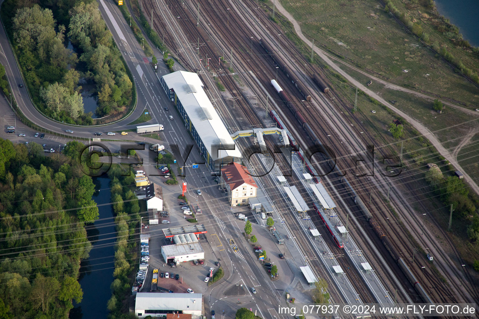 Wörth am Rhein dans le département Rhénanie-Palatinat, Allemagne du point de vue du drone