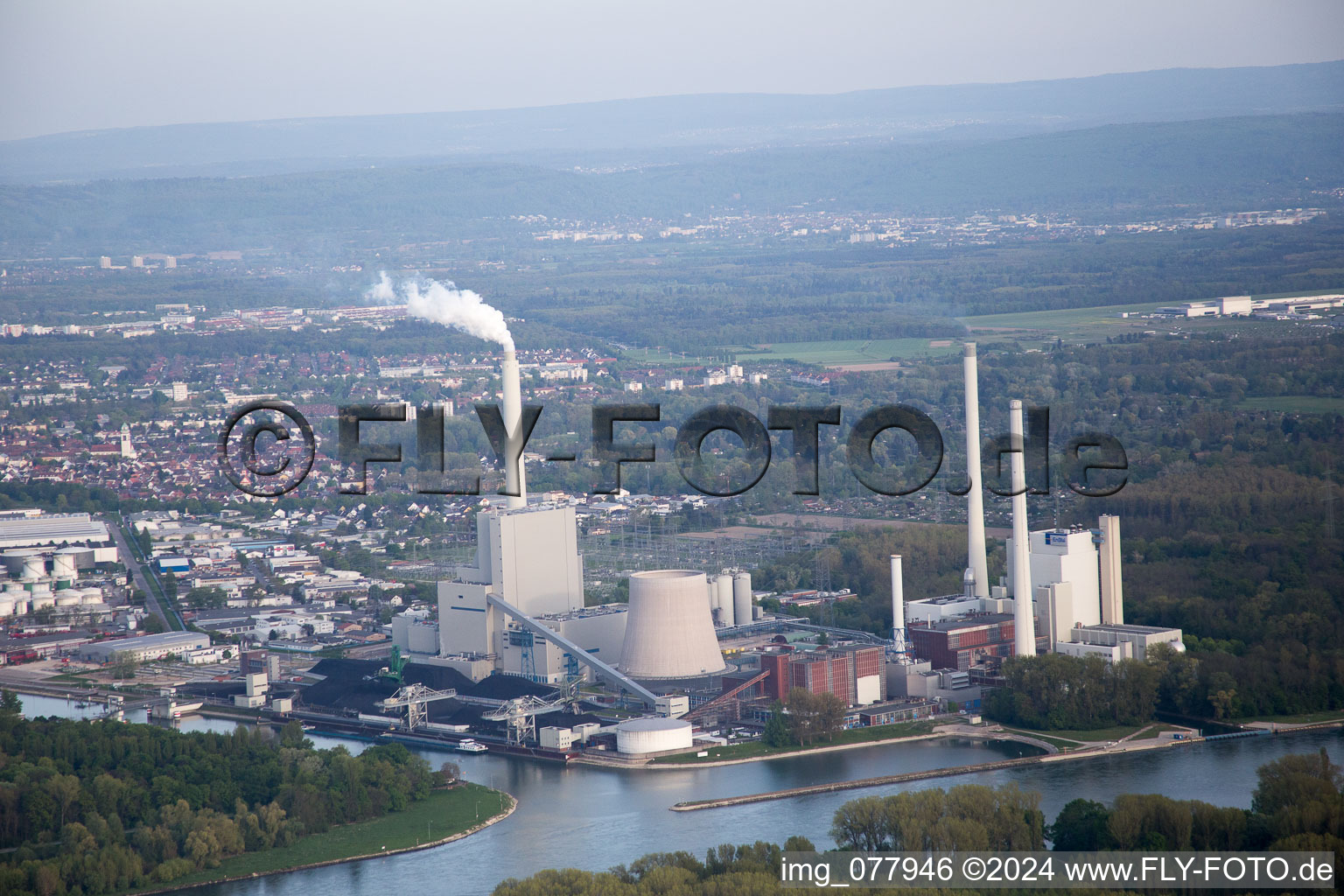 Vue aérienne de ENBW à le quartier Rheinhafen in Karlsruhe dans le département Bade-Wurtemberg, Allemagne