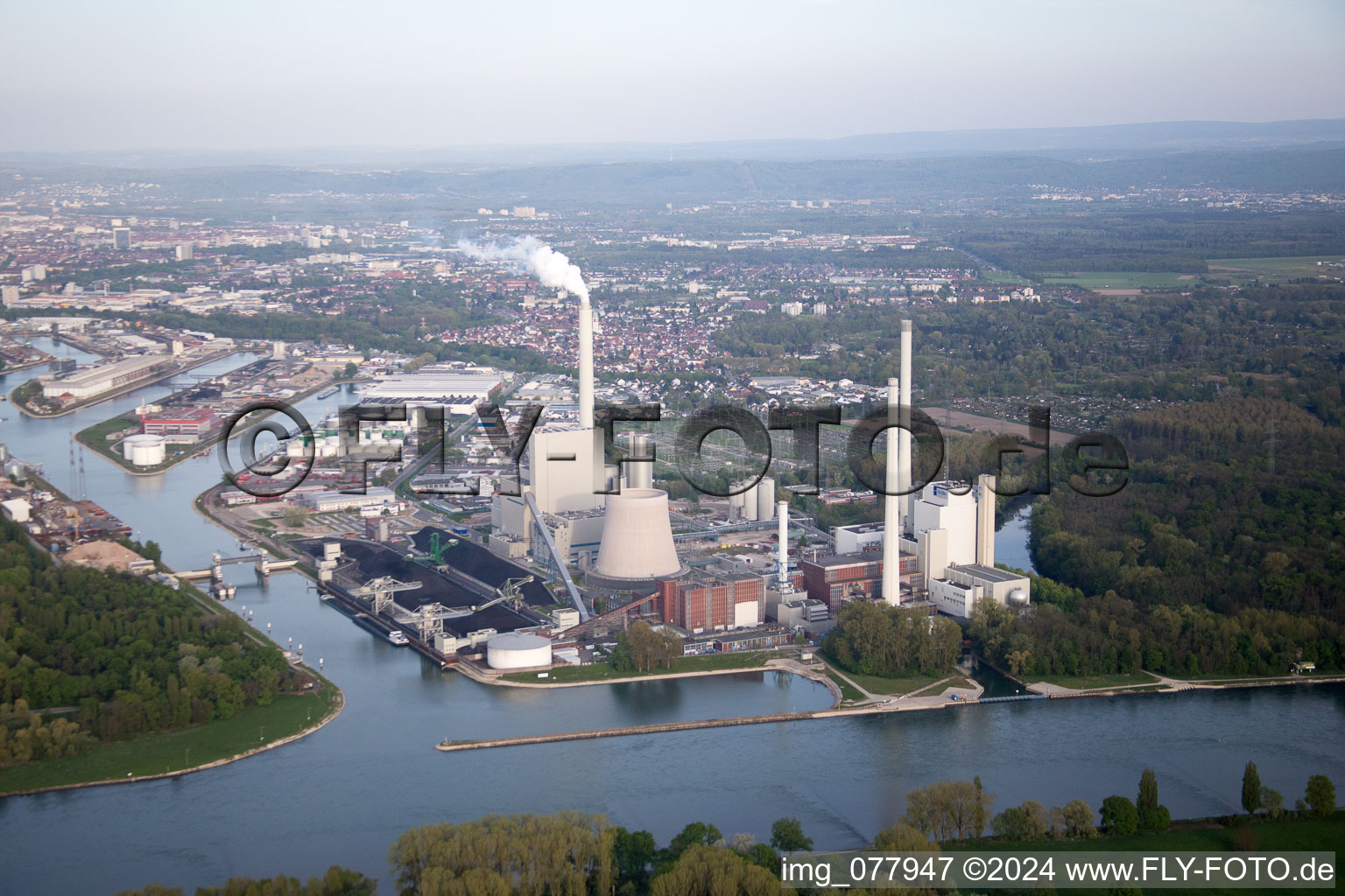 Vue aérienne de ENBW à le quartier Rheinhafen in Karlsruhe dans le département Bade-Wurtemberg, Allemagne