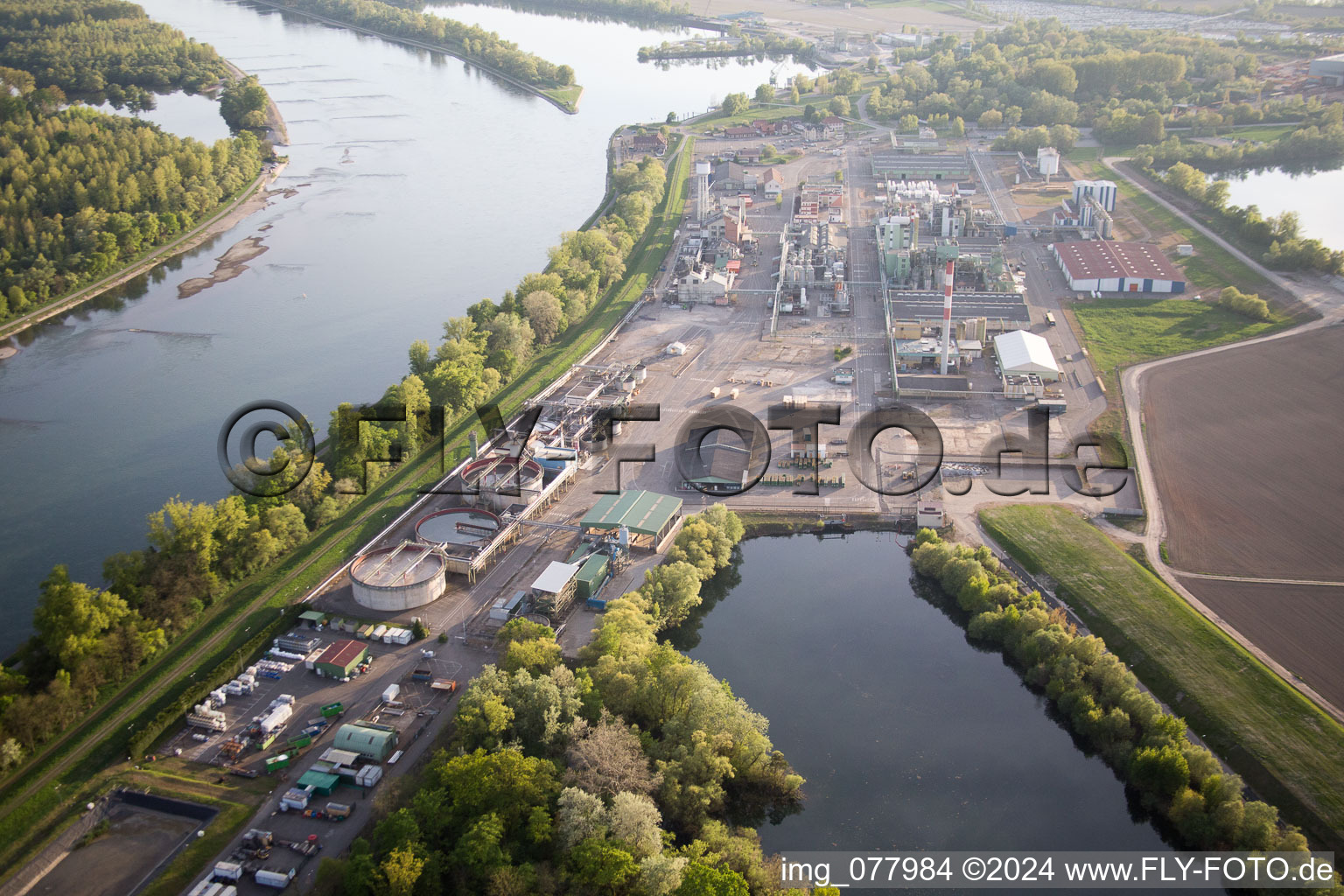 Vue aérienne de L'industrie sur le Rhin à Lauterbourg dans le département Bas Rhin, France