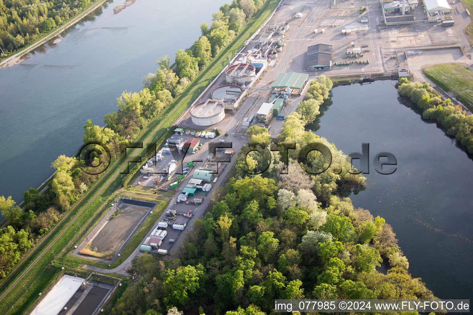 Photographie aérienne de L'industrie sur le Rhin à Lauterbourg dans le département Bas Rhin, France