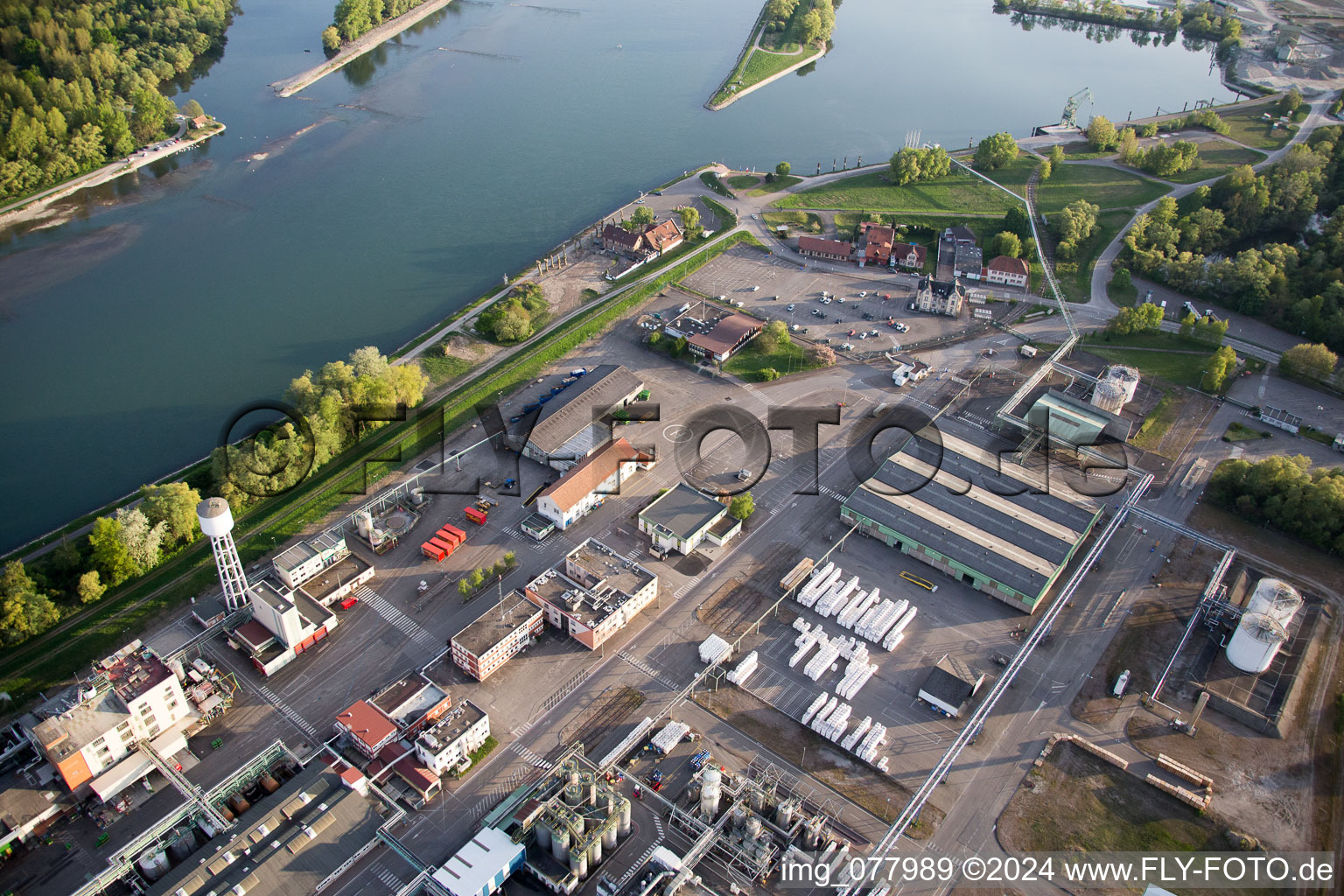 Vue aérienne de L'industrie sur le Rhin à Lauterbourg dans le département Bas Rhin, France