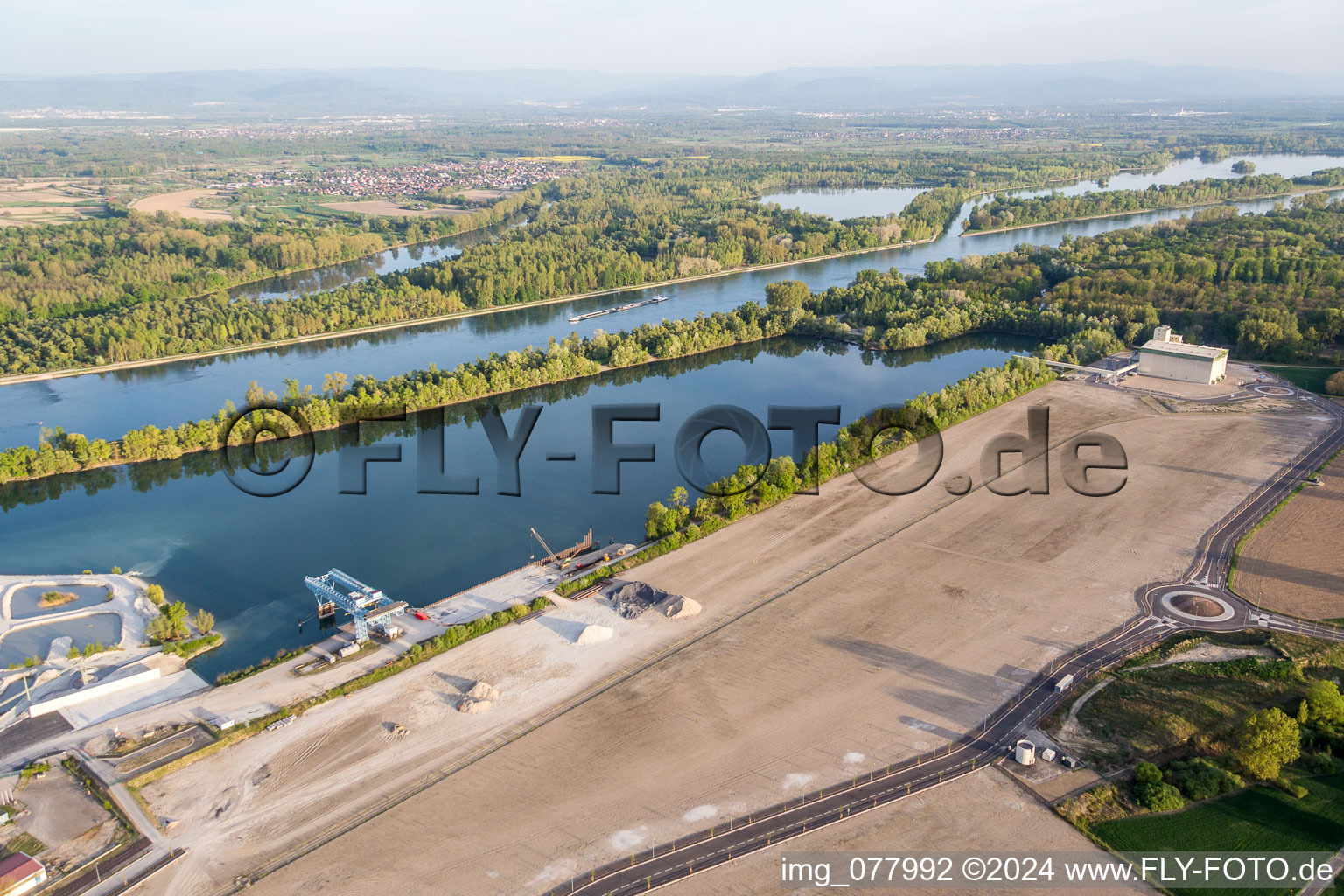 Vue aérienne de Chantier de nouvelles installations portuaires du Port Autonome de Strasbourg au bord du Rhin à Lauterbourg dans le département Bas Rhin, France