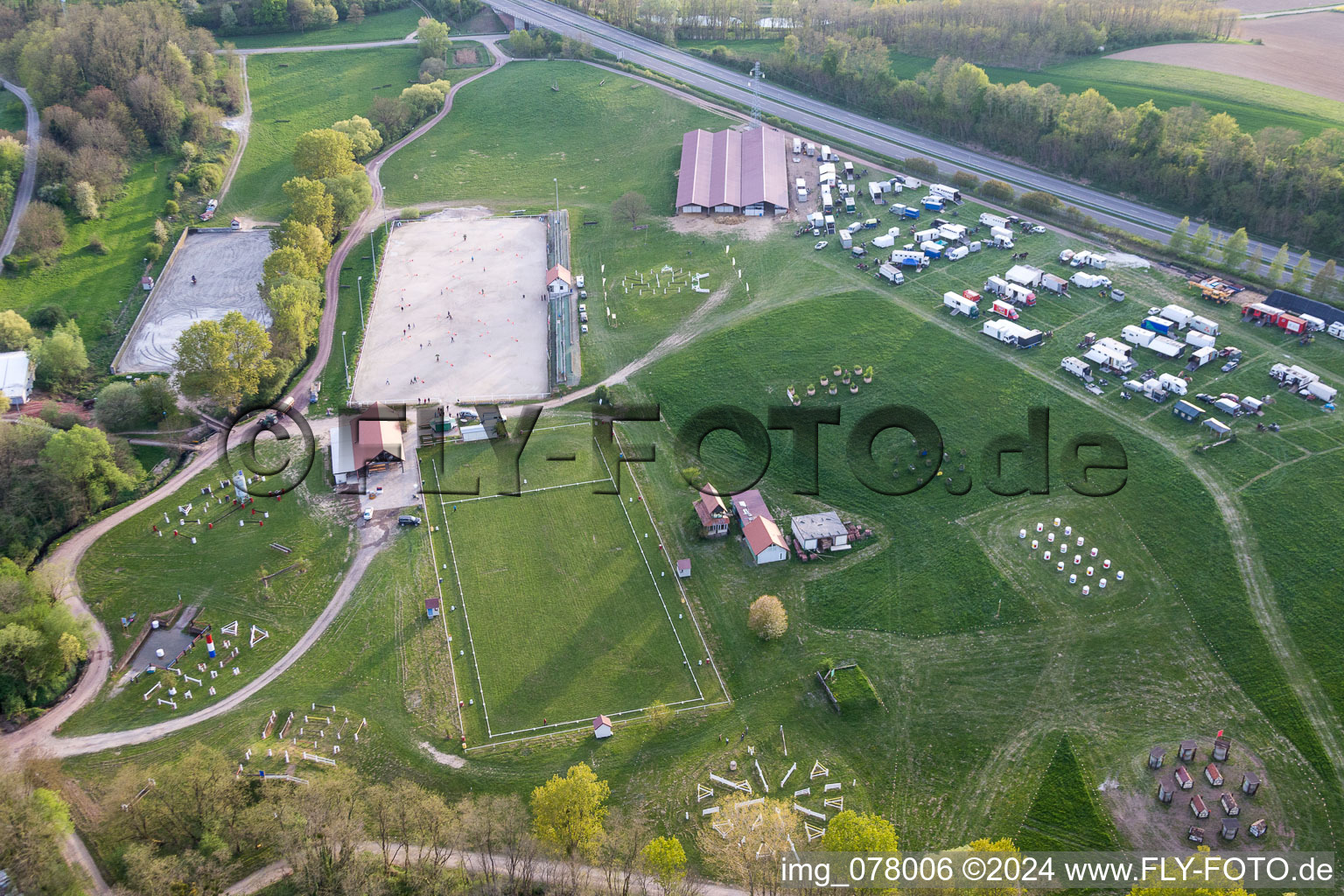 Vue aérienne de Circuit hippodrome - Hippodrome du Haras De La Née à Néewiller-prés-Lauterbourg à Neewiller-près-Lauterbourg dans le département Bas Rhin, France