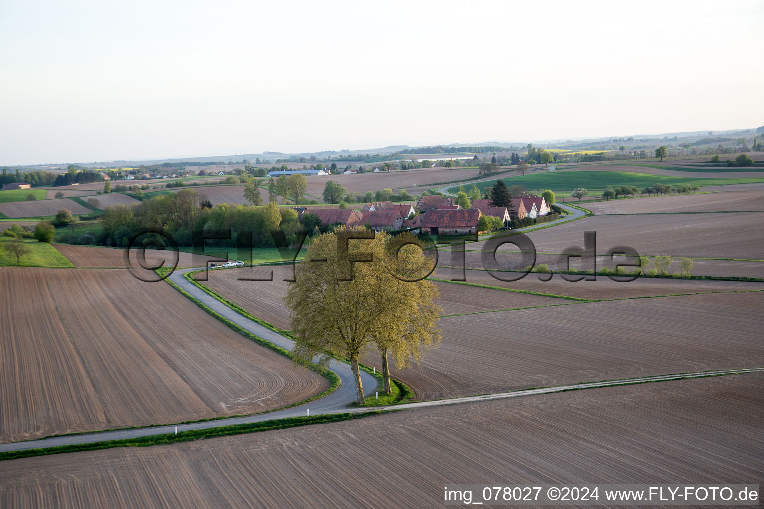 Vue aérienne de Frohnackerhof à Schleithal dans le département Bas Rhin, France