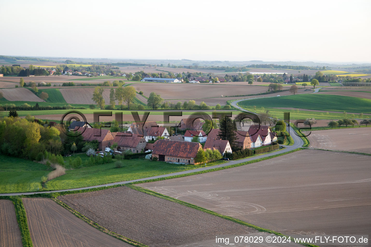 Vue aérienne de Frohnackerhof à Schleithal dans le département Bas Rhin, France